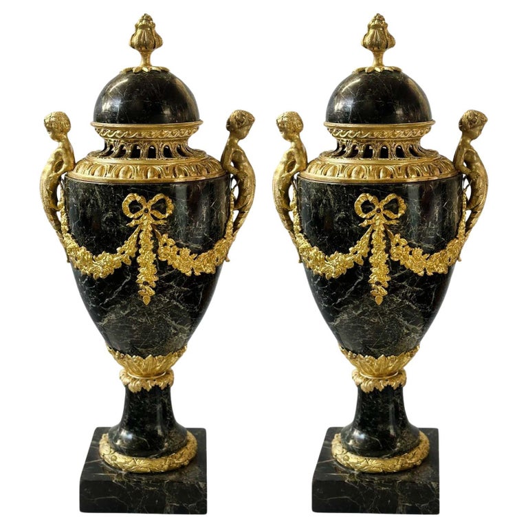 https://a.1stdibscdn.com/pair-of-french-19th-century-luis-xvi-bronze-marble-urns-for-sale/f_8188/f_391511121712334346116/f_39151112_1712334346776_bg_processed.jpg?width=768