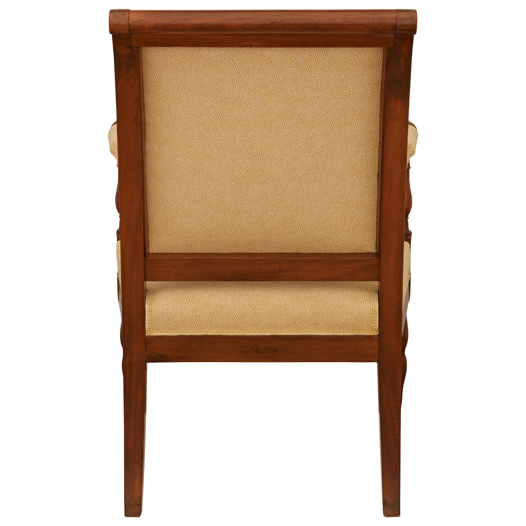 Pareja de sillones franceses de caoba del siglo XIX, hacia 1830 en venta 4
