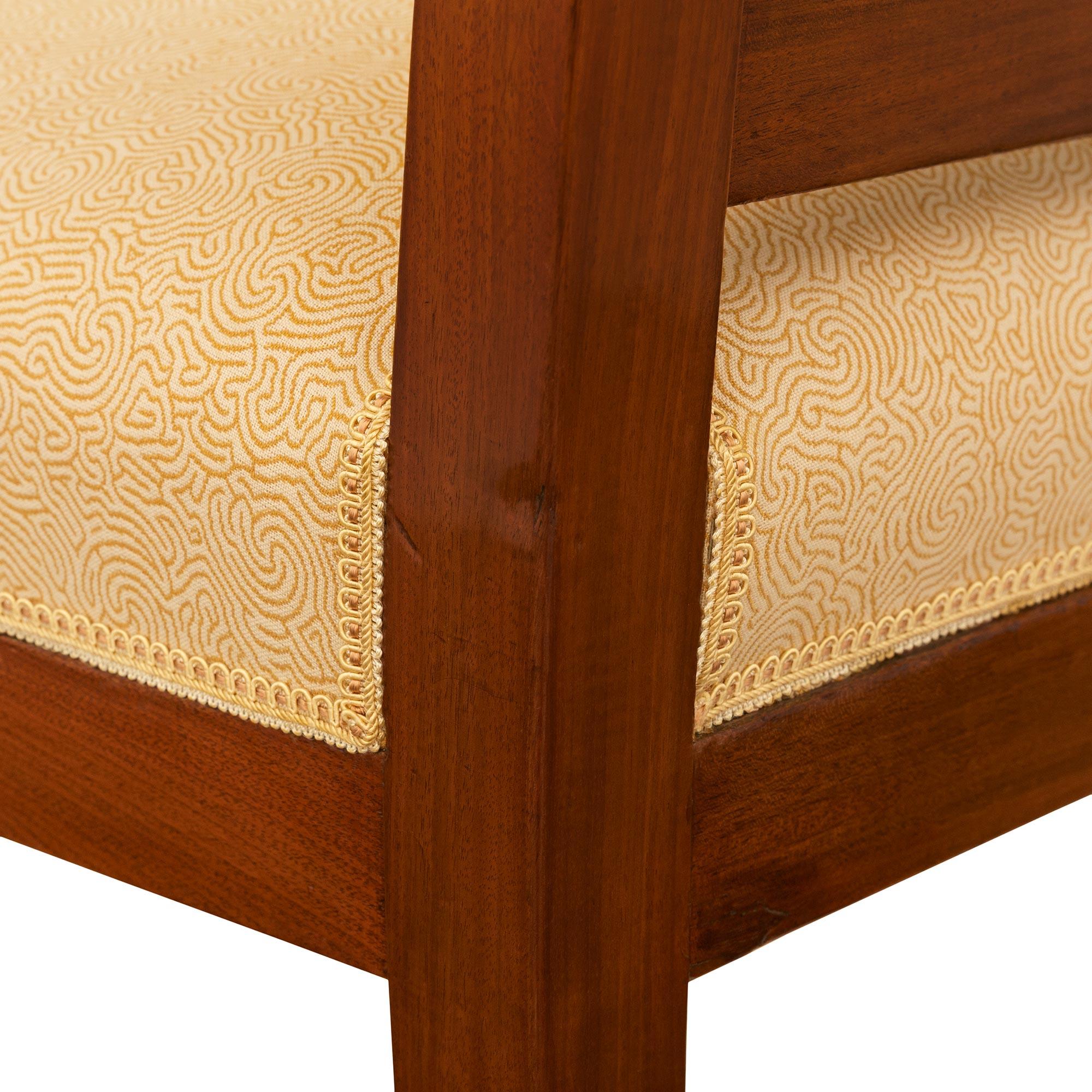 Pareja de sillones franceses de caoba del siglo XIX, hacia 1830 Caoba en venta