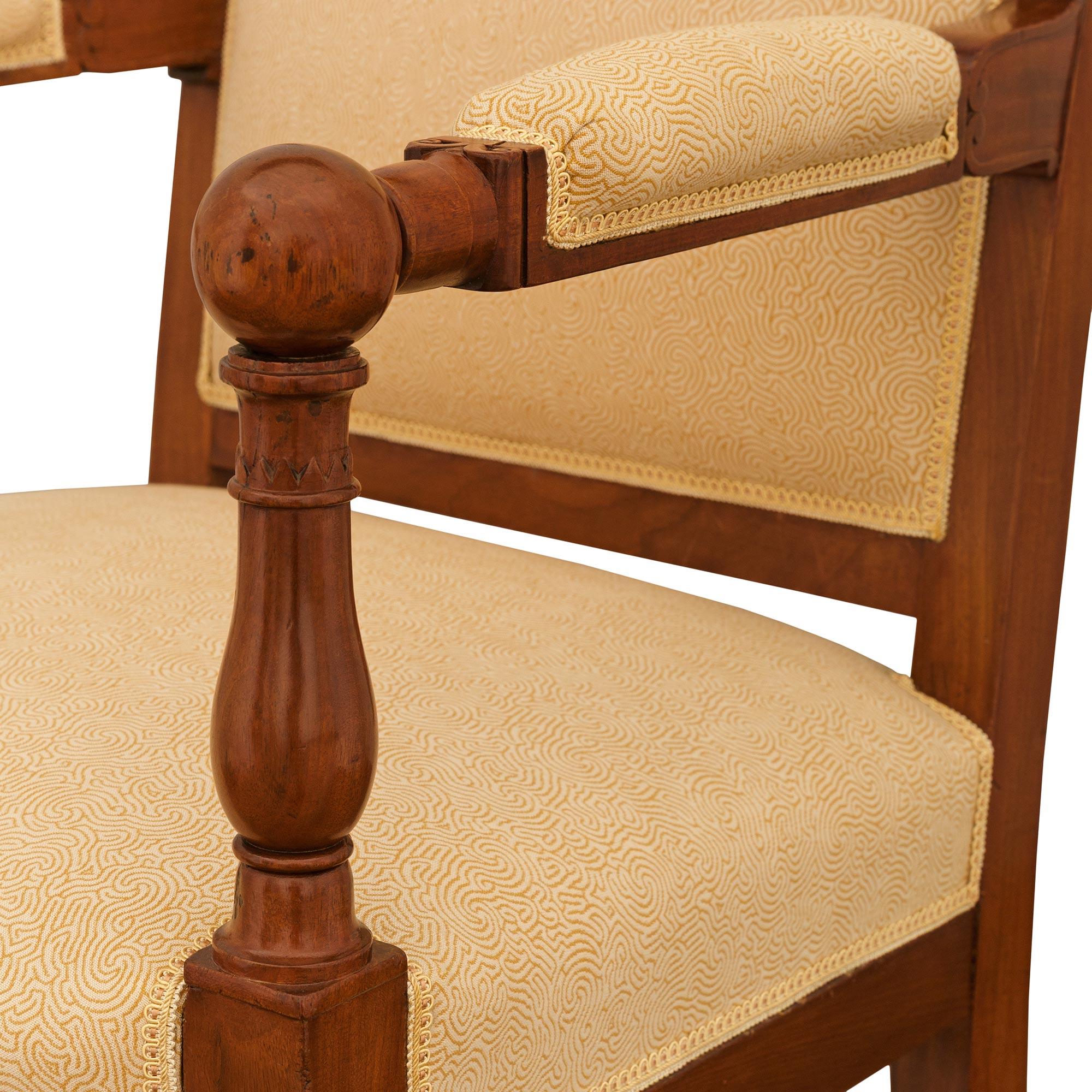 Pareja de sillones franceses de caoba del siglo XIX, hacia 1830 en venta 2