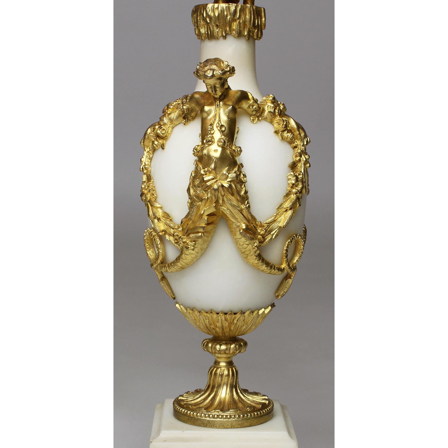 Paar französische Marmor- und Goldbronze-Kandelaberlampen aus dem 19. Jahrhundert (Louis XV.) im Angebot
