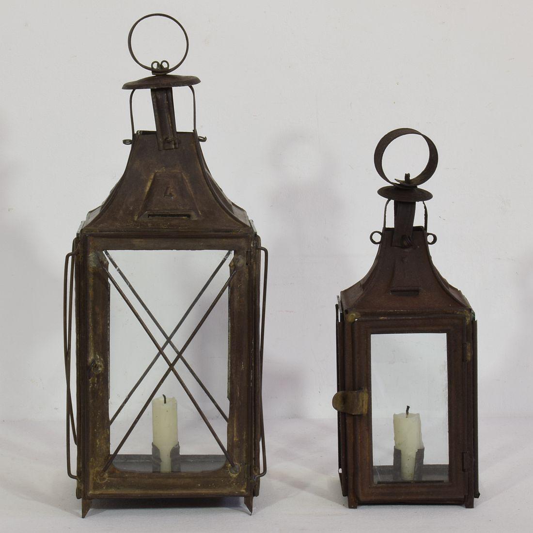 Nice pair of metal lanterns, France, circa 1850-1900.
Weathered. Size: Height 28-38cm, wide 11-16cm
Measurement here below of the largest lantern.


 