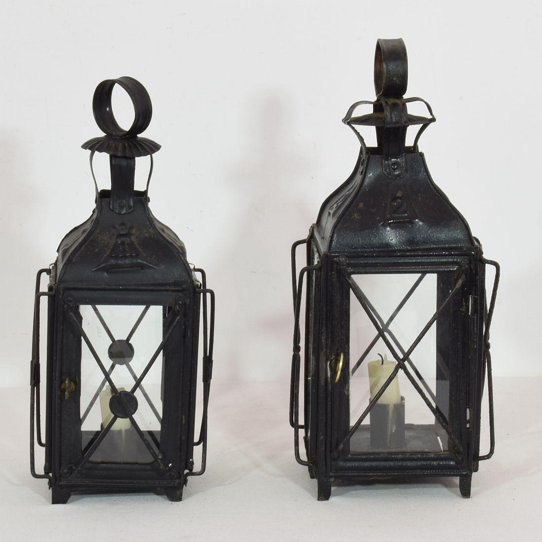 Nice pair of metal lanterns, France, circa 1850-1900.
Weathered and old repairs ( glass once replaced )
Measures: H:27,5-30cm W:12-13,5cm D:12-13,5cm
Measurement here below of the largest lantern.