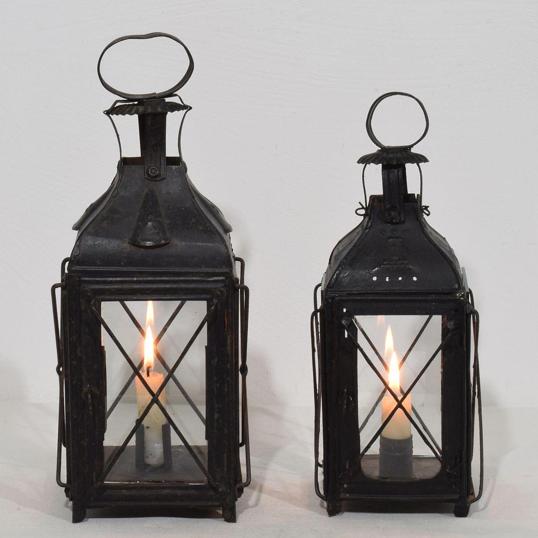 Nice pair of metal lanterns, France, circa 1850-1900.
Weathered and old repairs ( some of the glass once replaced )
Measures: H:29-31,5cm  W:11,5-13,5cm D: 11,5-13,5cm 
Measurement here below of the largest lantern.