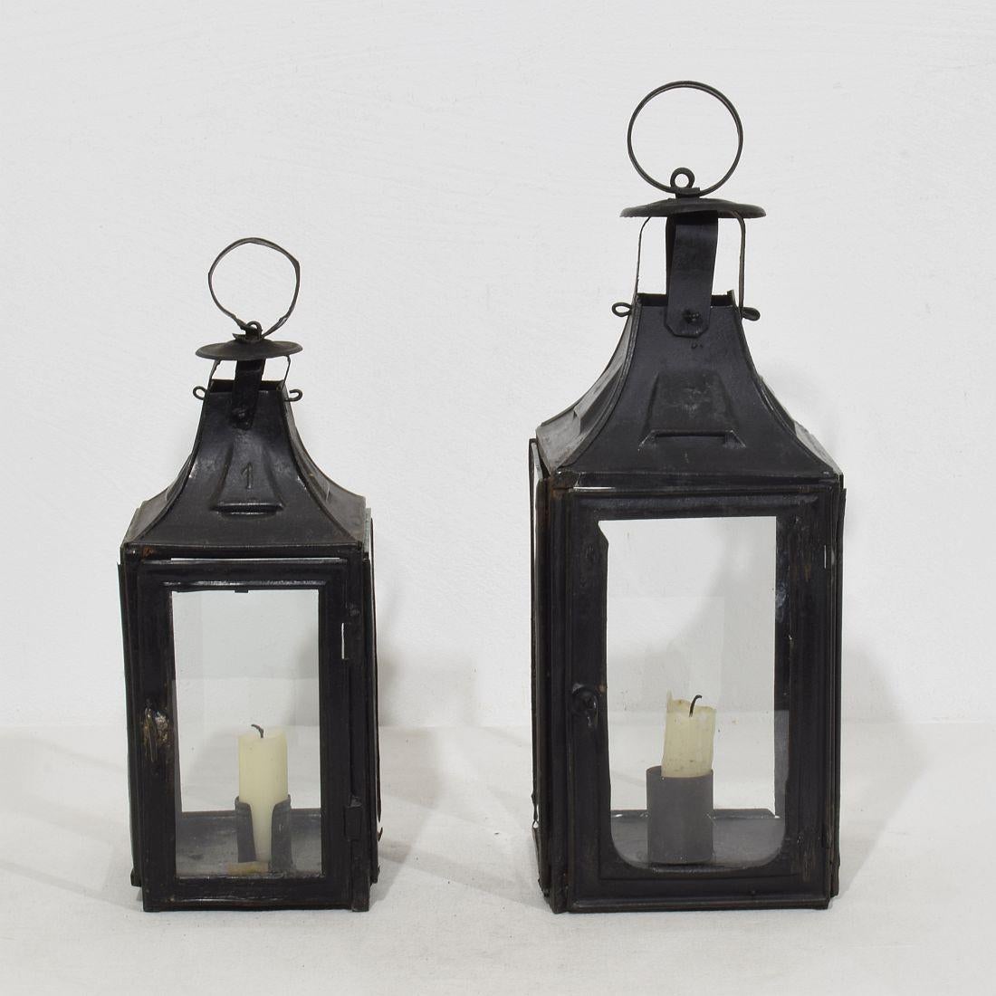 Nice pair of metal lanterns, France, circa 1850-1900.
Weathered and old repairs ( some of the glass once replaced )
Measures: H:26,5-32,5cm  W:10,5-12,5cm
Measurement here below of the largest lantern.