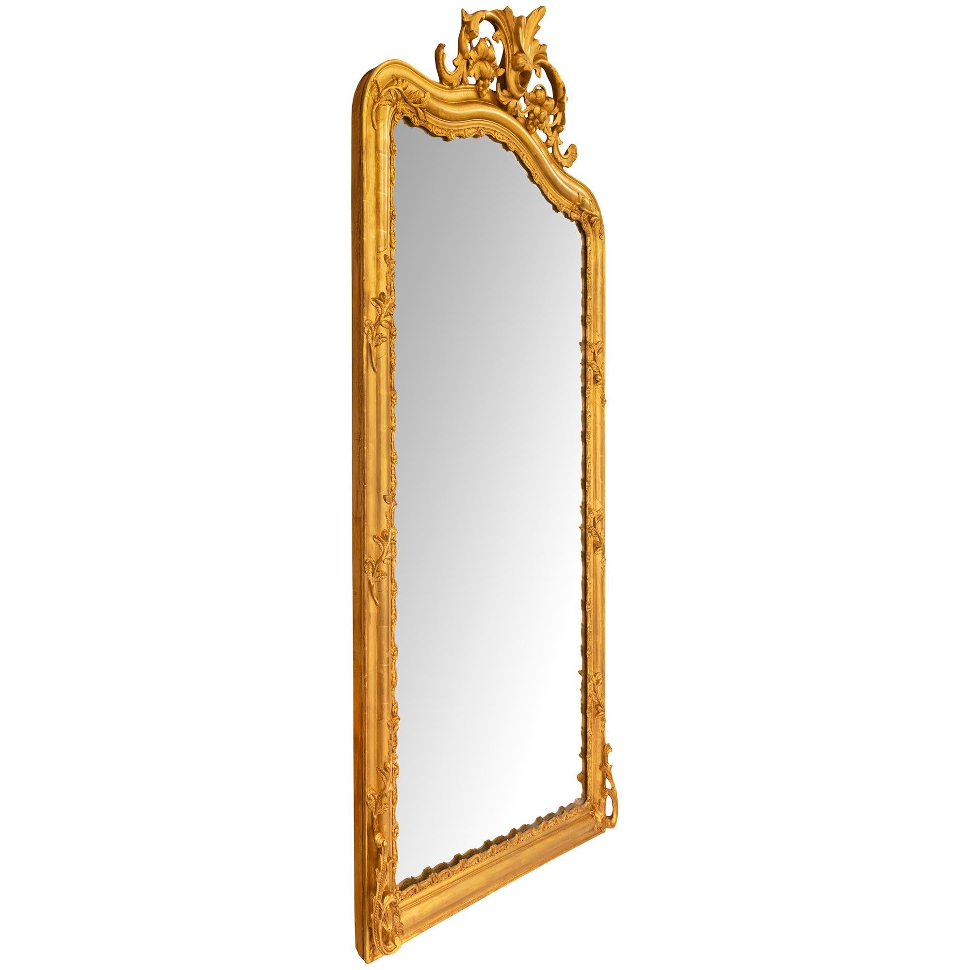Paire impressionnante de miroirs en bois doré d'époque Louis XV, Napoléon III, 19e siècle. Cette paire de miroirs magnifiquement décorée présente des motifs de feuillage en 
