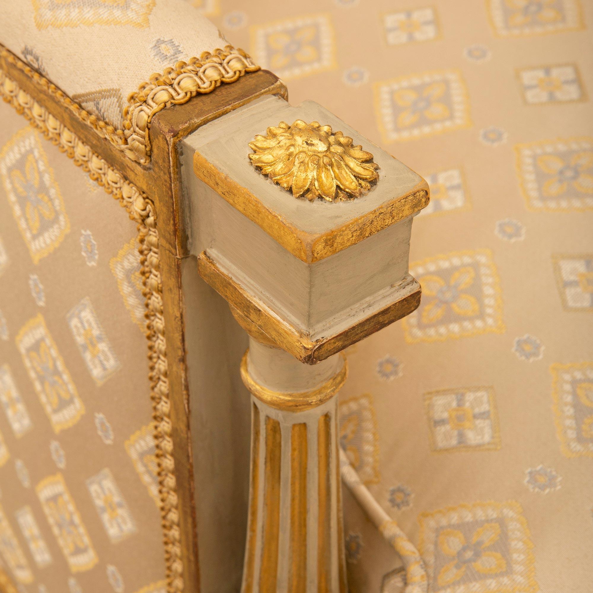 Legno Coppia di poltrone francesi del XIX secolo del periodo di Napoleone III, patinate e in legno dorato in vendita