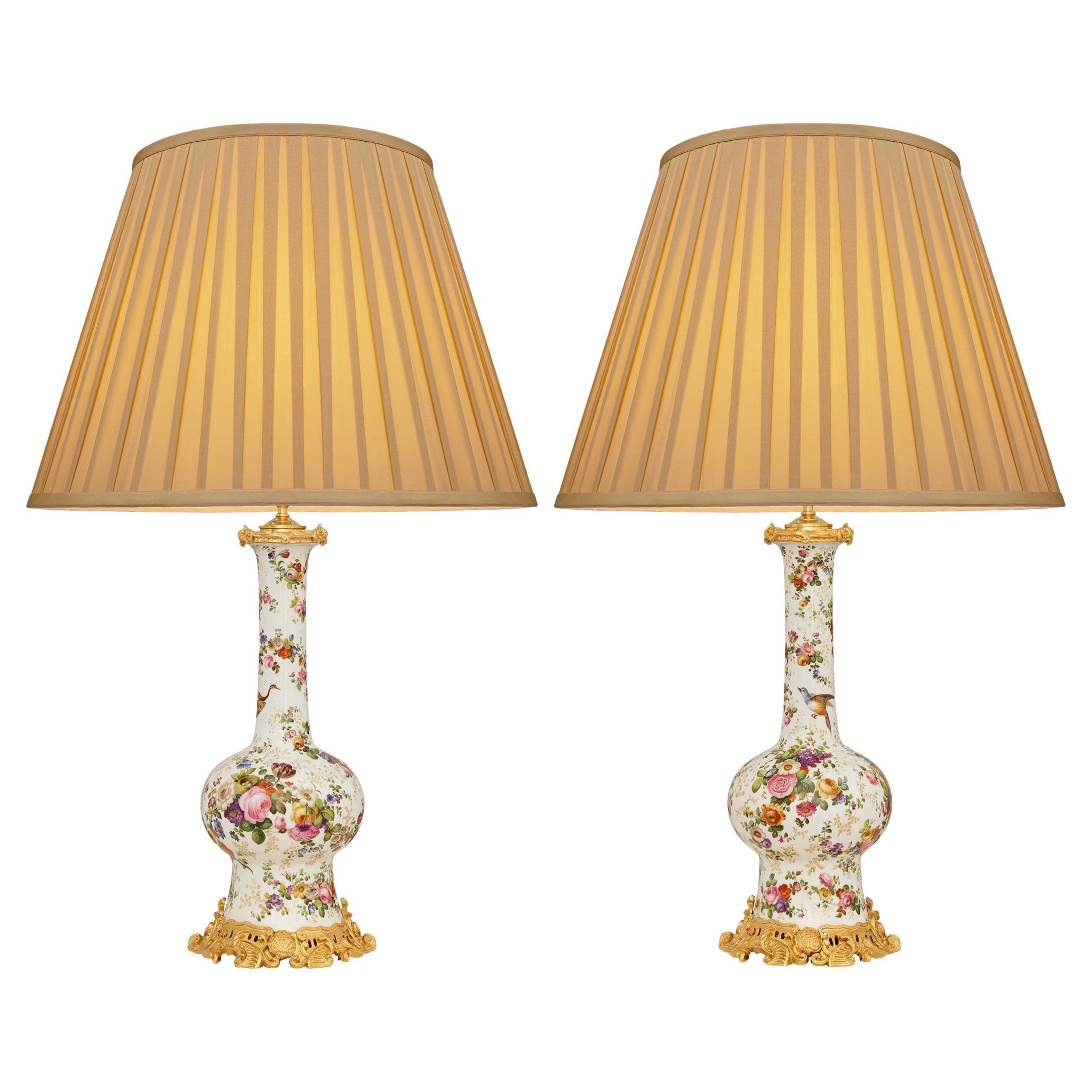 coppia di lampade francesi del XIX secolo in porcellana e ormolu del periodo Napoleone III in vendita