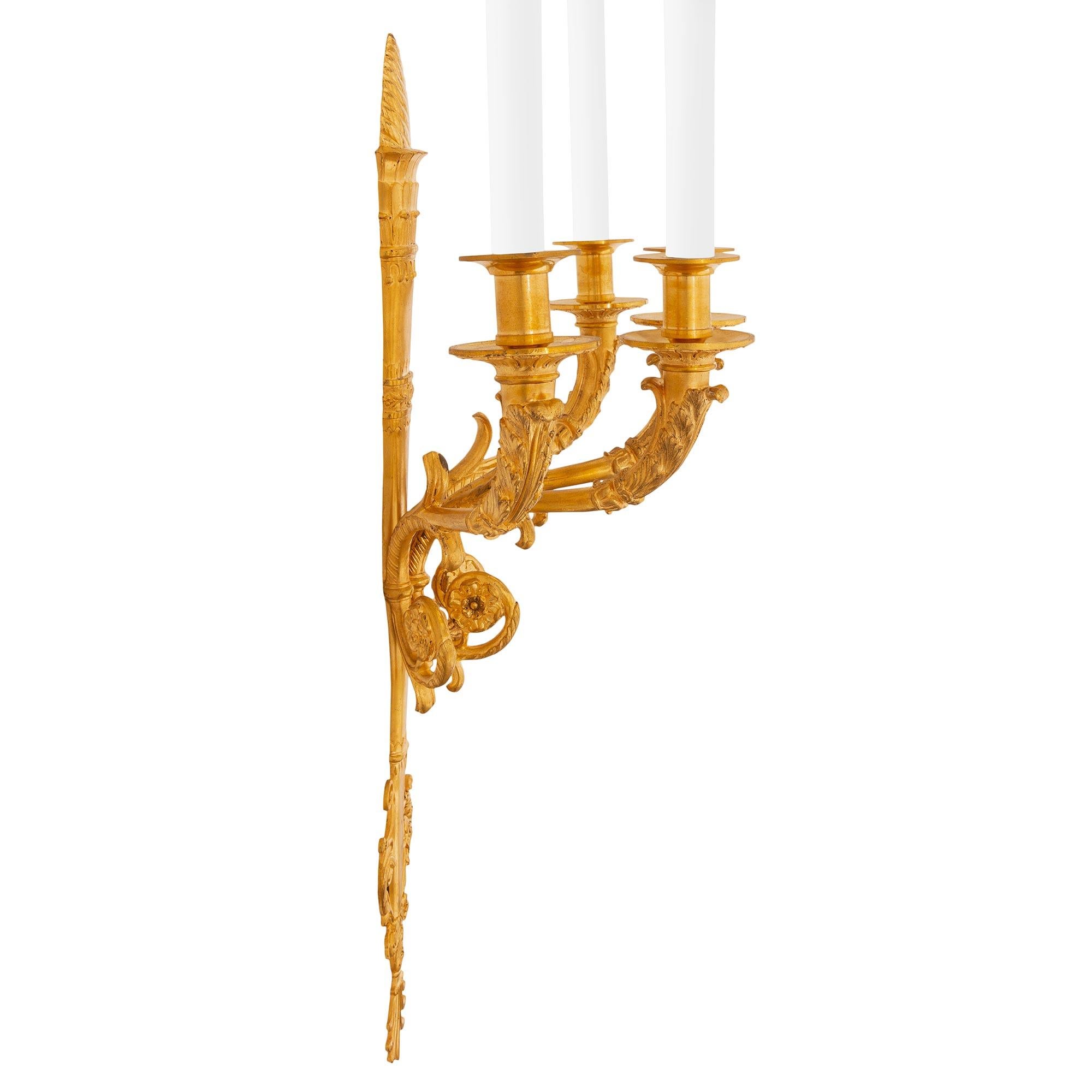 Neoclassico Coppia di lampade neoclassiche francesi del XIX secolo a quattro bracci con ormeggio in vendita