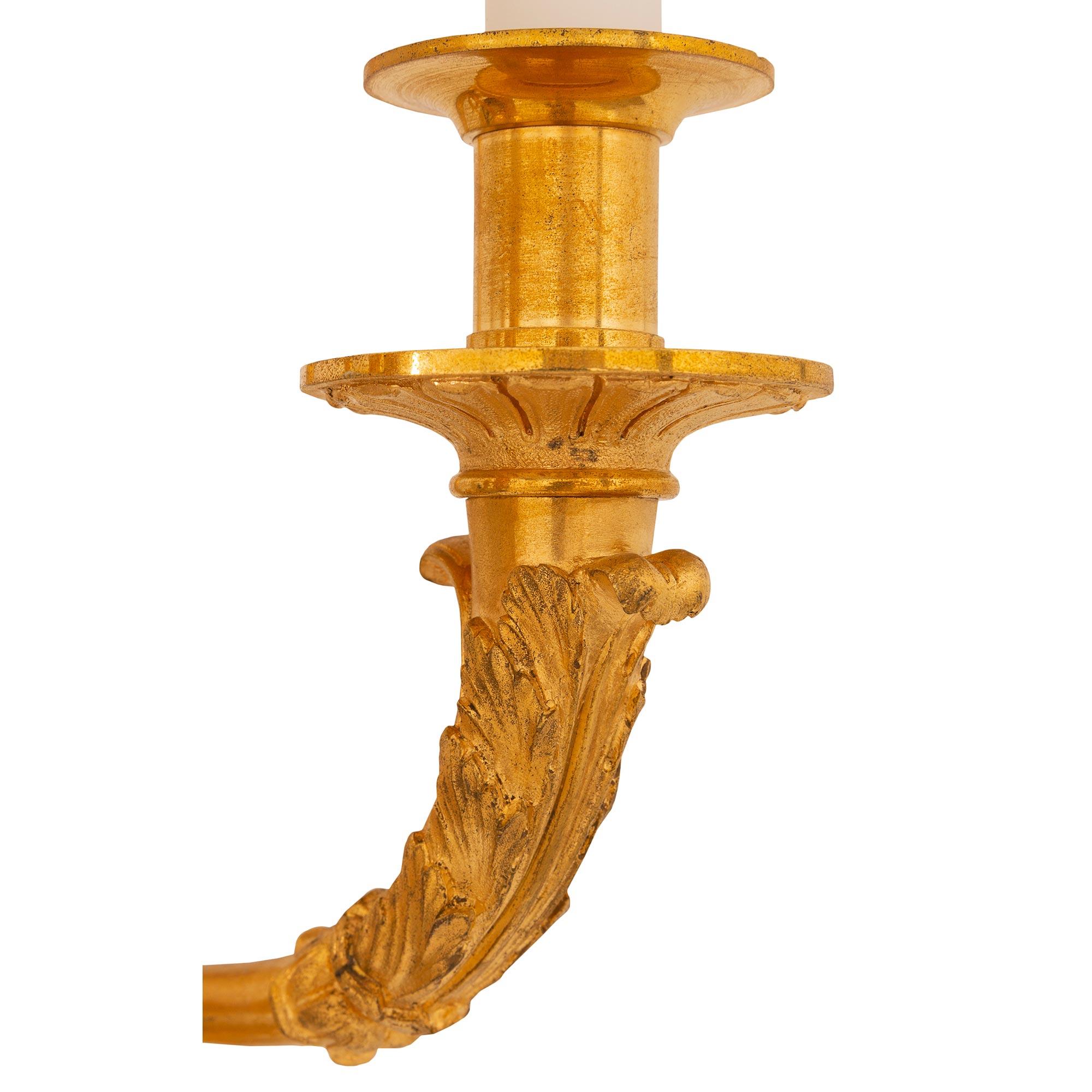 Similoro Coppia di lampade neoclassiche francesi del XIX secolo a quattro bracci con ormeggio in vendita