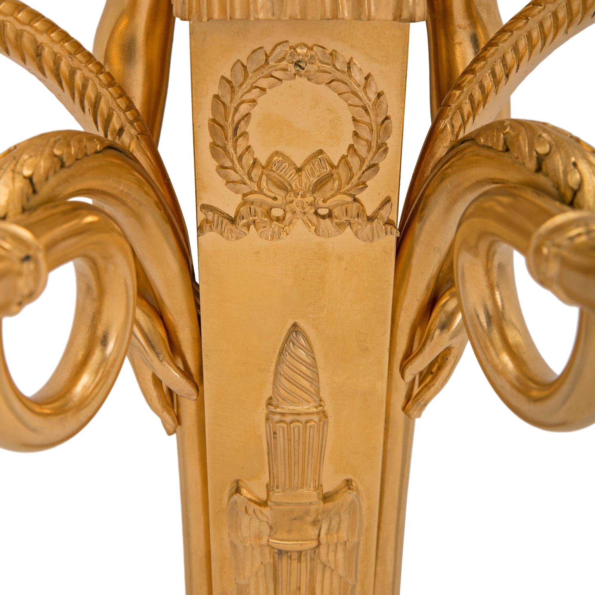 Paire d'appliques en bronze doré néo-classiques du XIXe siècle de style français Bon état - En vente à West Palm Beach, FL