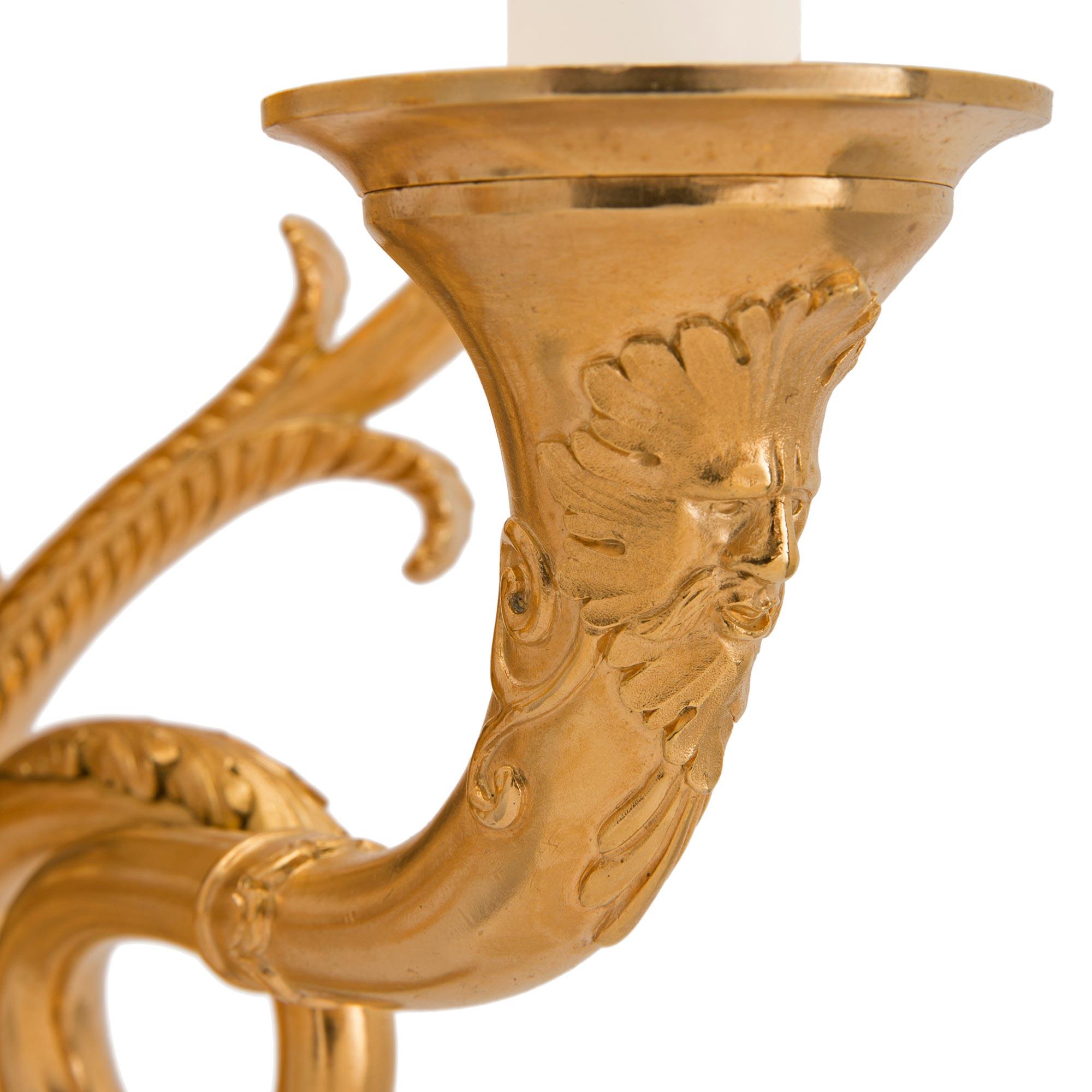 Paire d'appliques en bronze doré néo-classiques du XIXe siècle de style français en vente 2