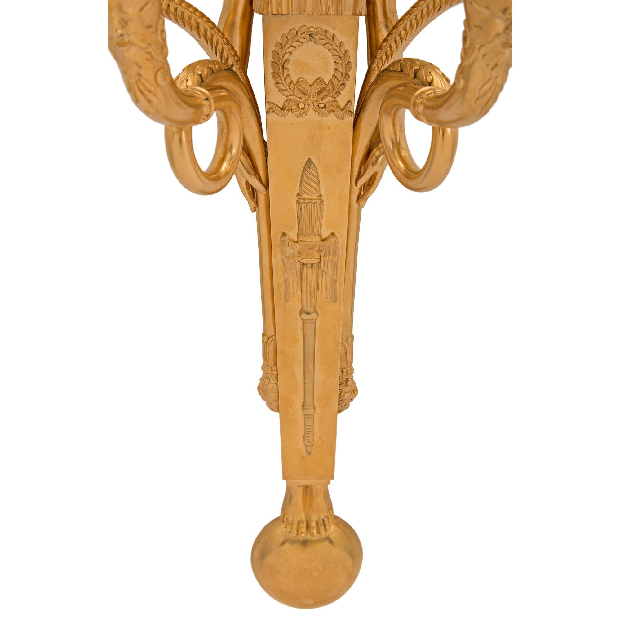 Paire d'appliques en bronze doré néo-classiques du XIXe siècle de style français en vente 3