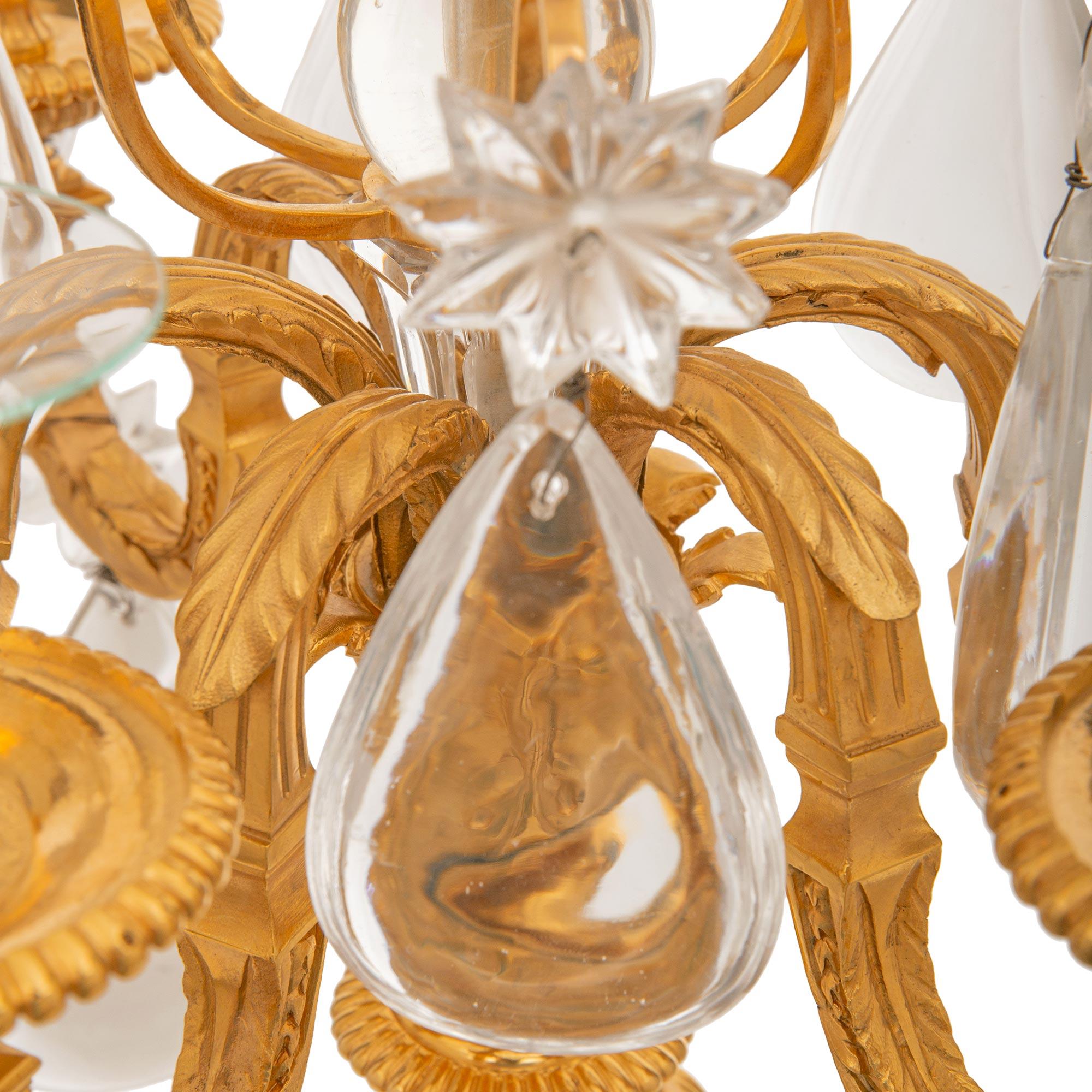 Paar französische Ormolu- und Baccarat-Kristalllampen aus der neoklassischen Periode des 19. Jahrhunderts (Französisch) im Angebot