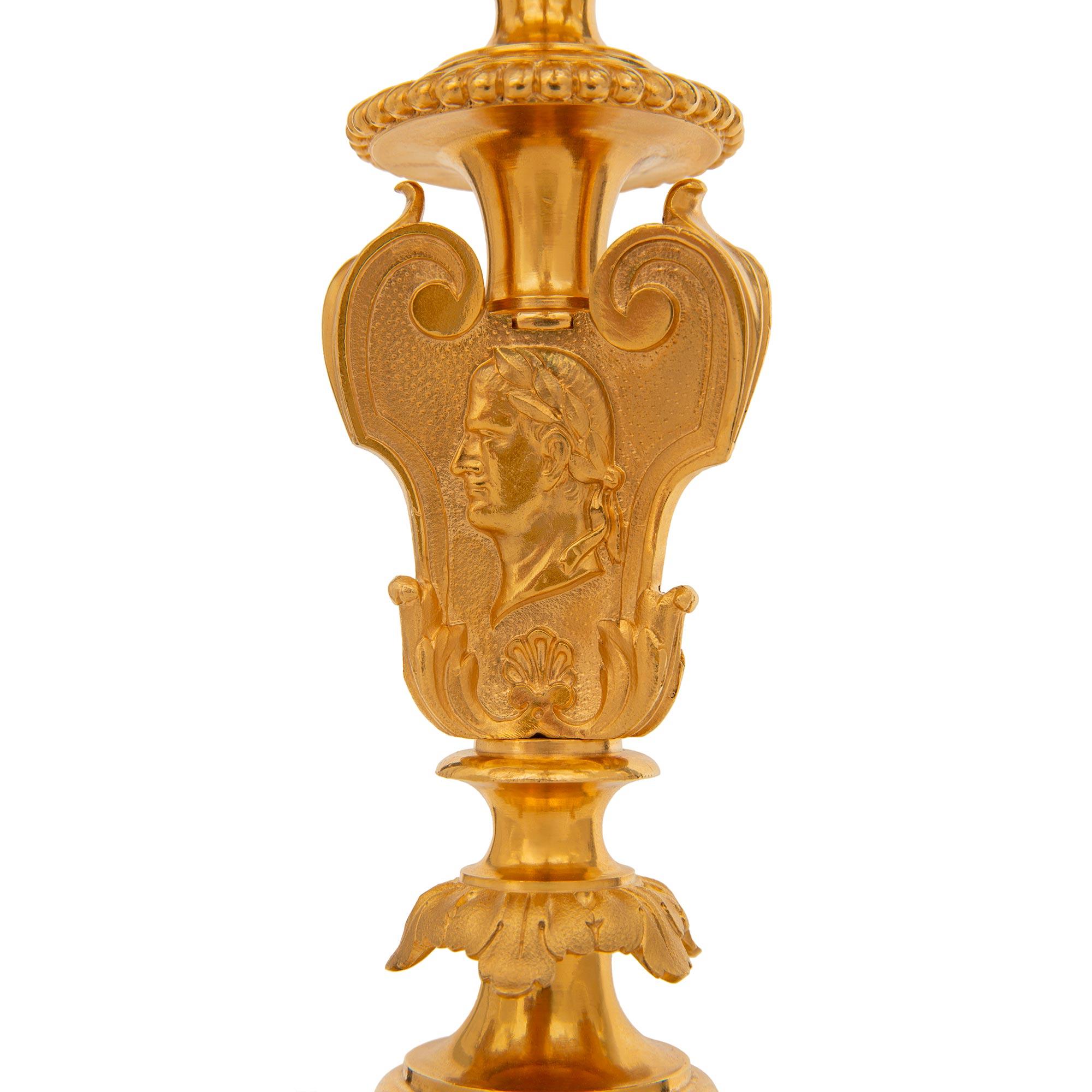 Paar französische Ormolu- und Baccarat-Kristalllampen aus der neoklassischen Periode des 19. Jahrhunderts im Angebot 2