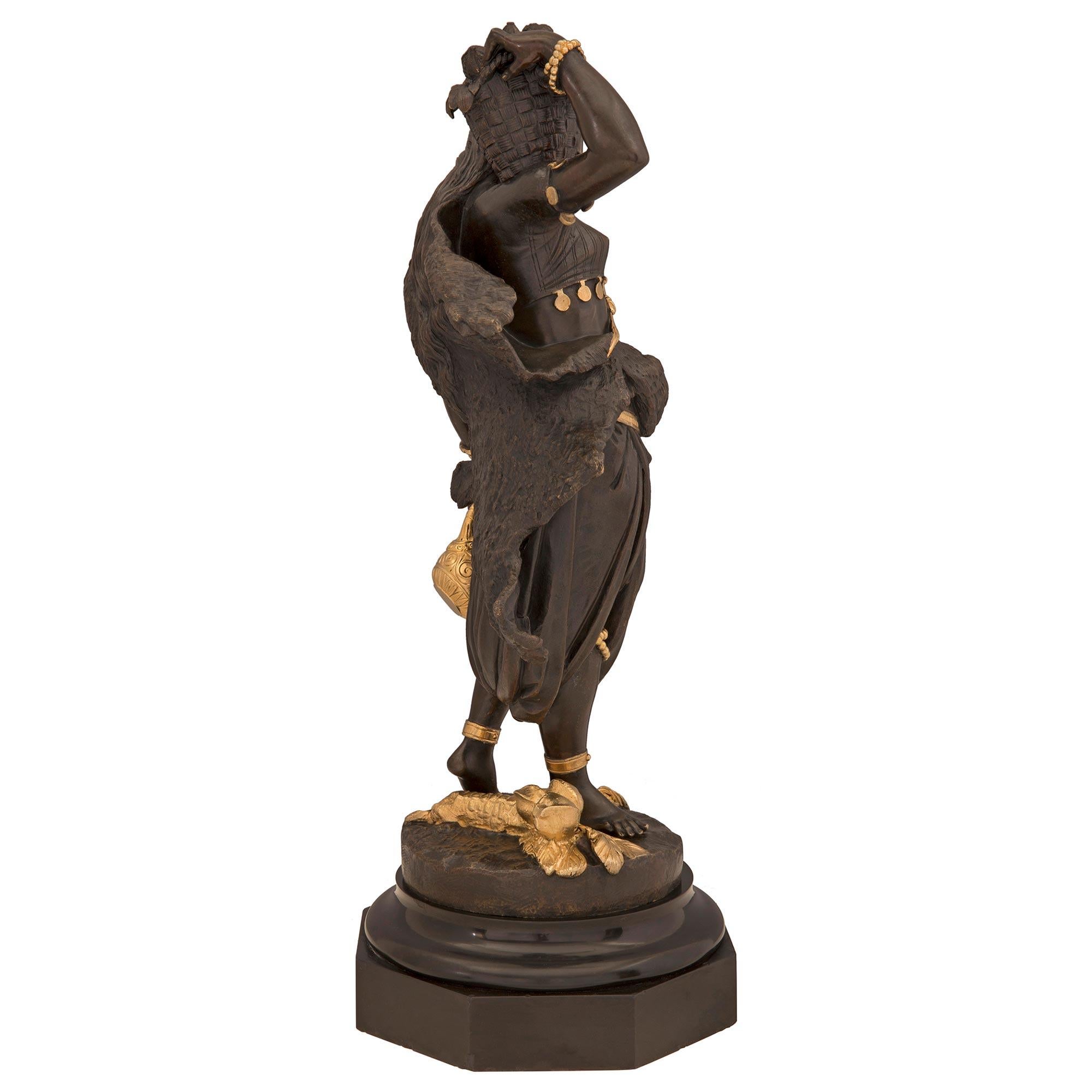 Néoclassique Paire de statues de style néo-classique français du 19ème siècle en bronze et bronze doré en vente