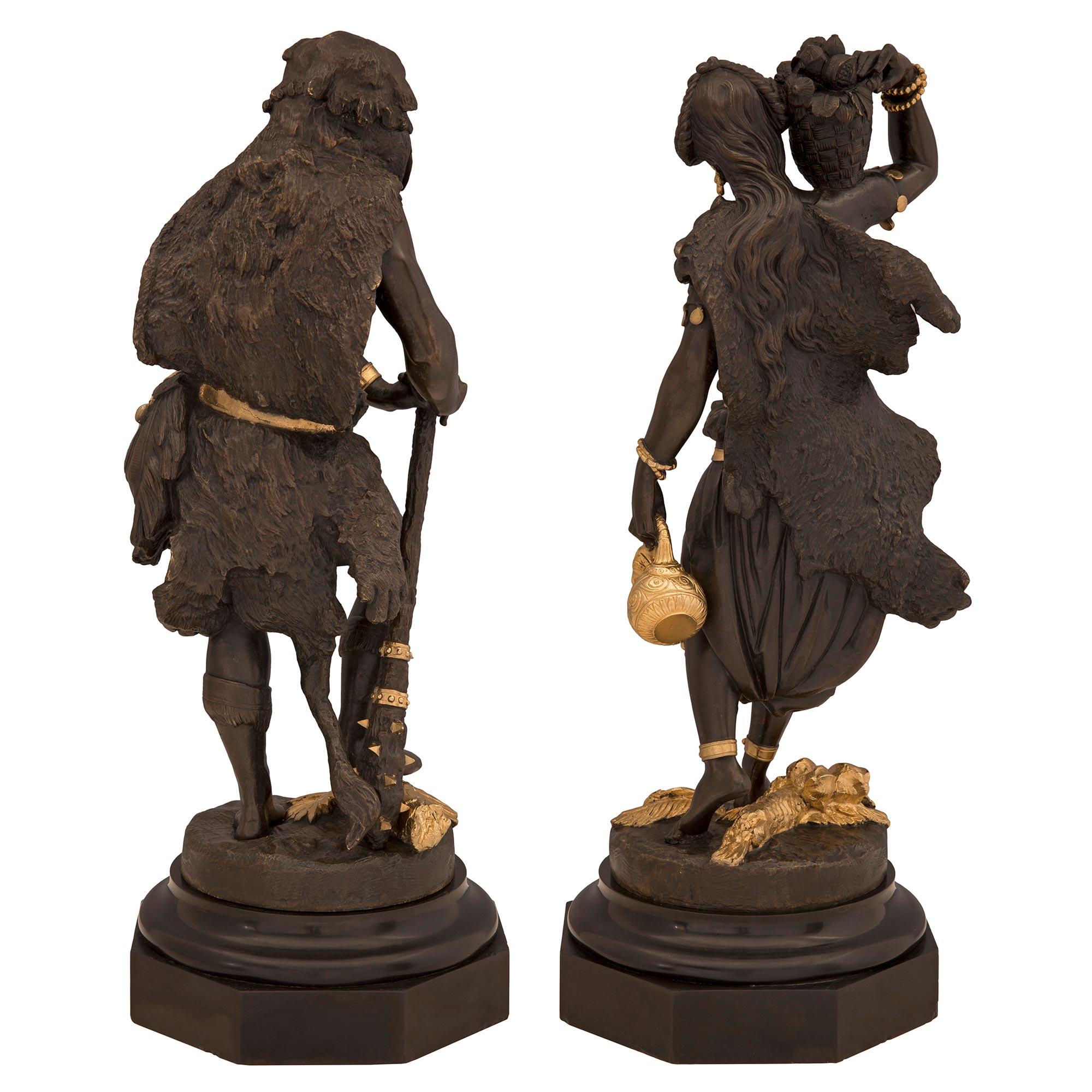 Français Paire de statues de style néo-classique français du 19ème siècle en bronze et bronze doré en vente