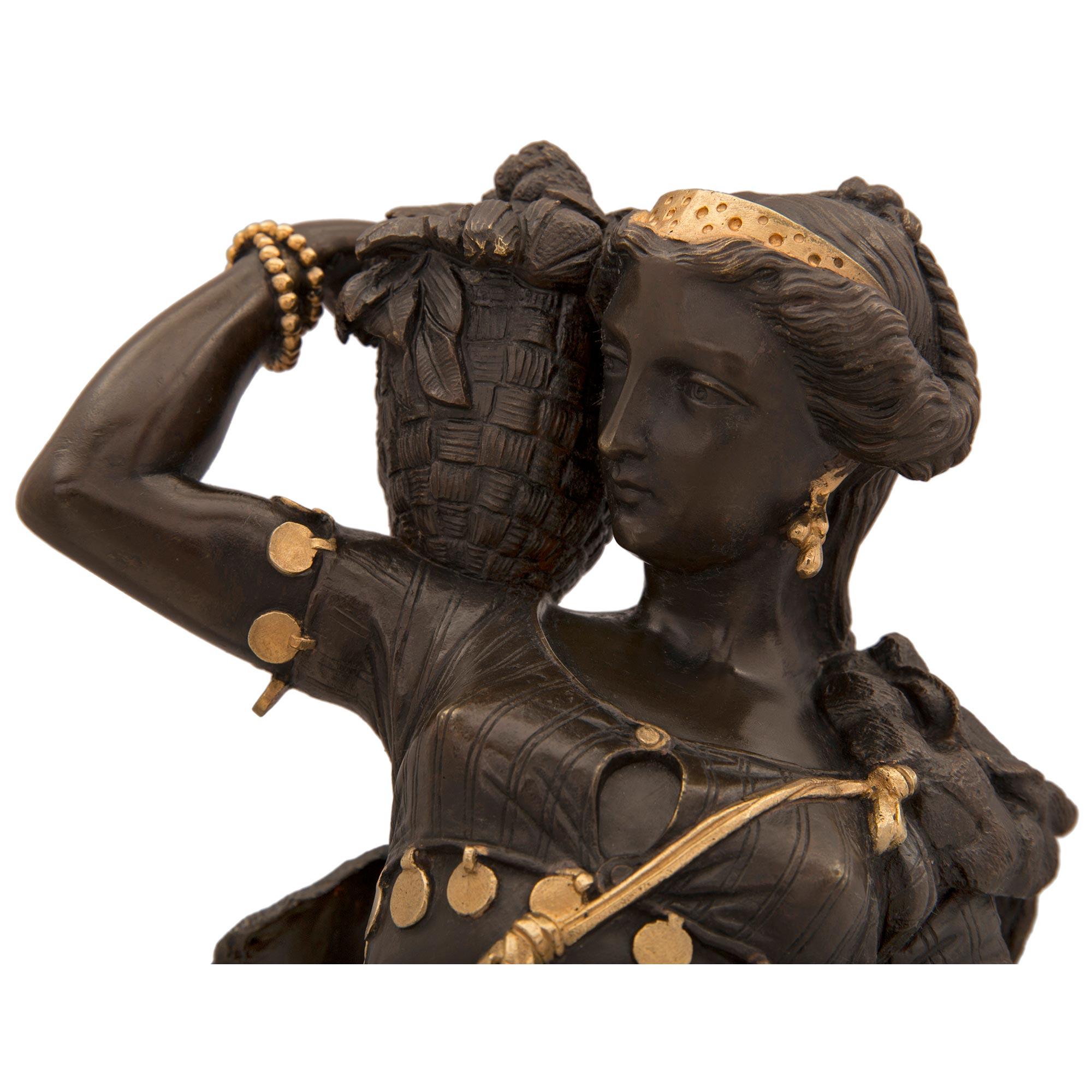 Paire de statues de style néo-classique français du 19ème siècle en bronze et bronze doré Bon état - En vente à West Palm Beach, FL