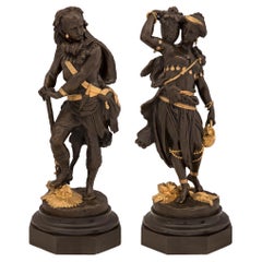 Paire de statues de style néo-classique français du 19ème siècle en bronze et bronze doré