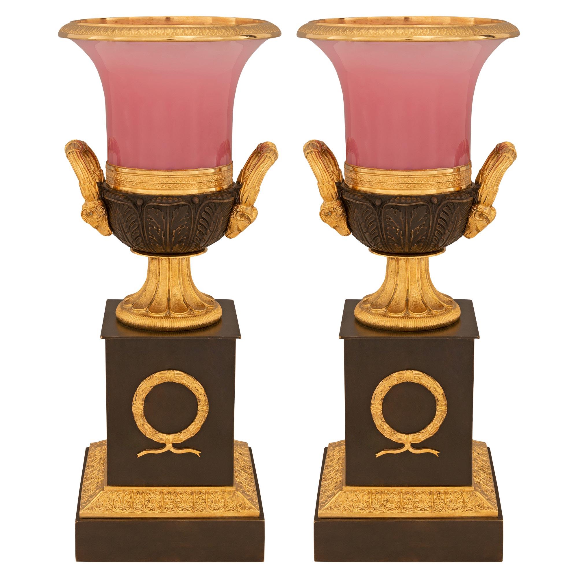 Paire d'urnes néoclassiques françaises du 19ème siècle en bronze, verre et bronze doré en vente 2