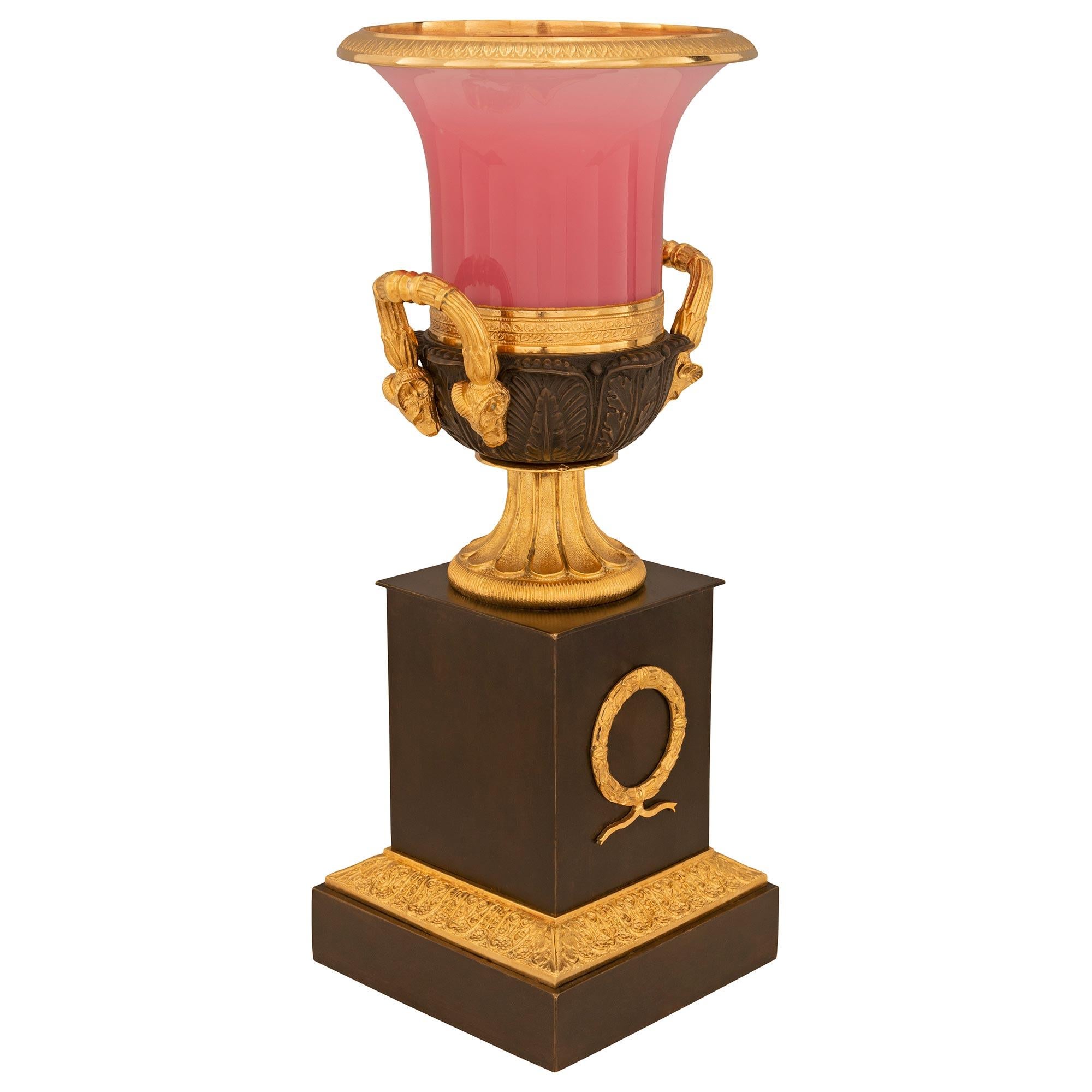 Néoclassique Paire d'urnes néoclassiques françaises du 19ème siècle en bronze, verre et bronze doré en vente