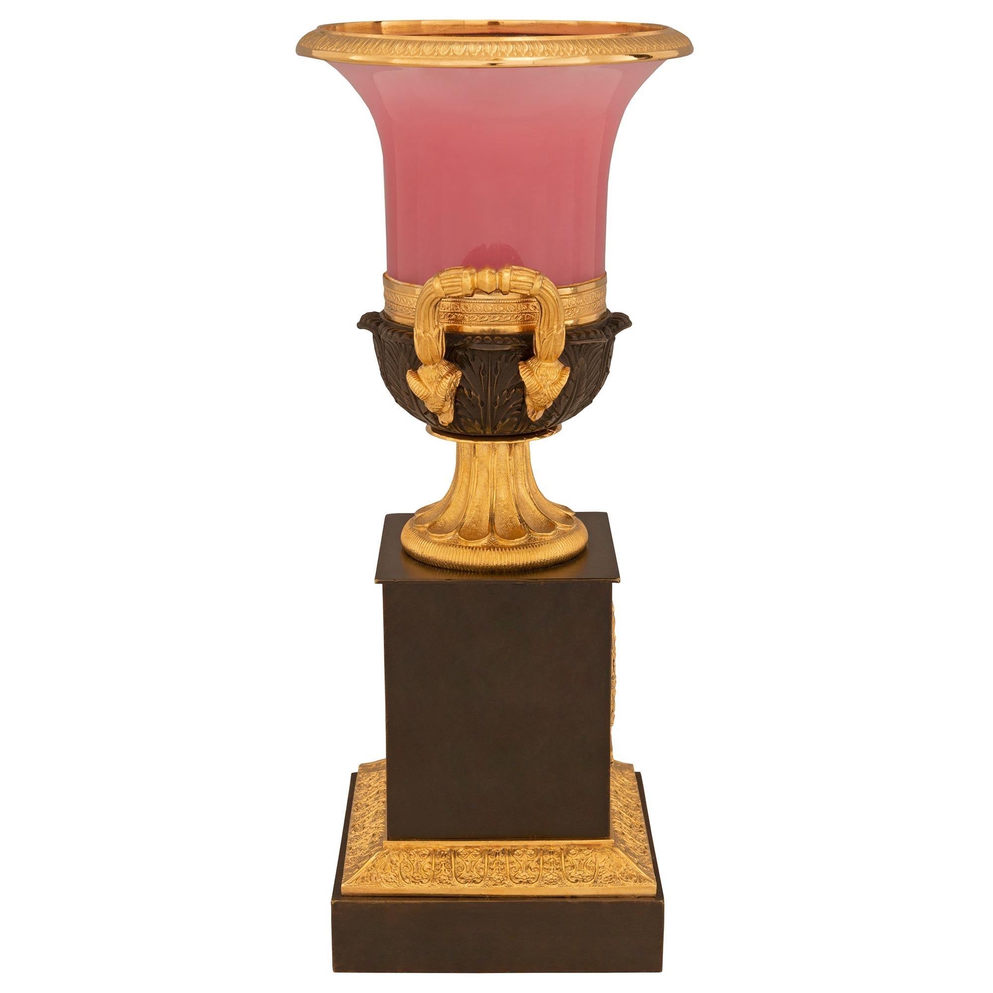 Patiné Paire d'urnes néoclassiques françaises du 19ème siècle en bronze, verre et bronze doré en vente