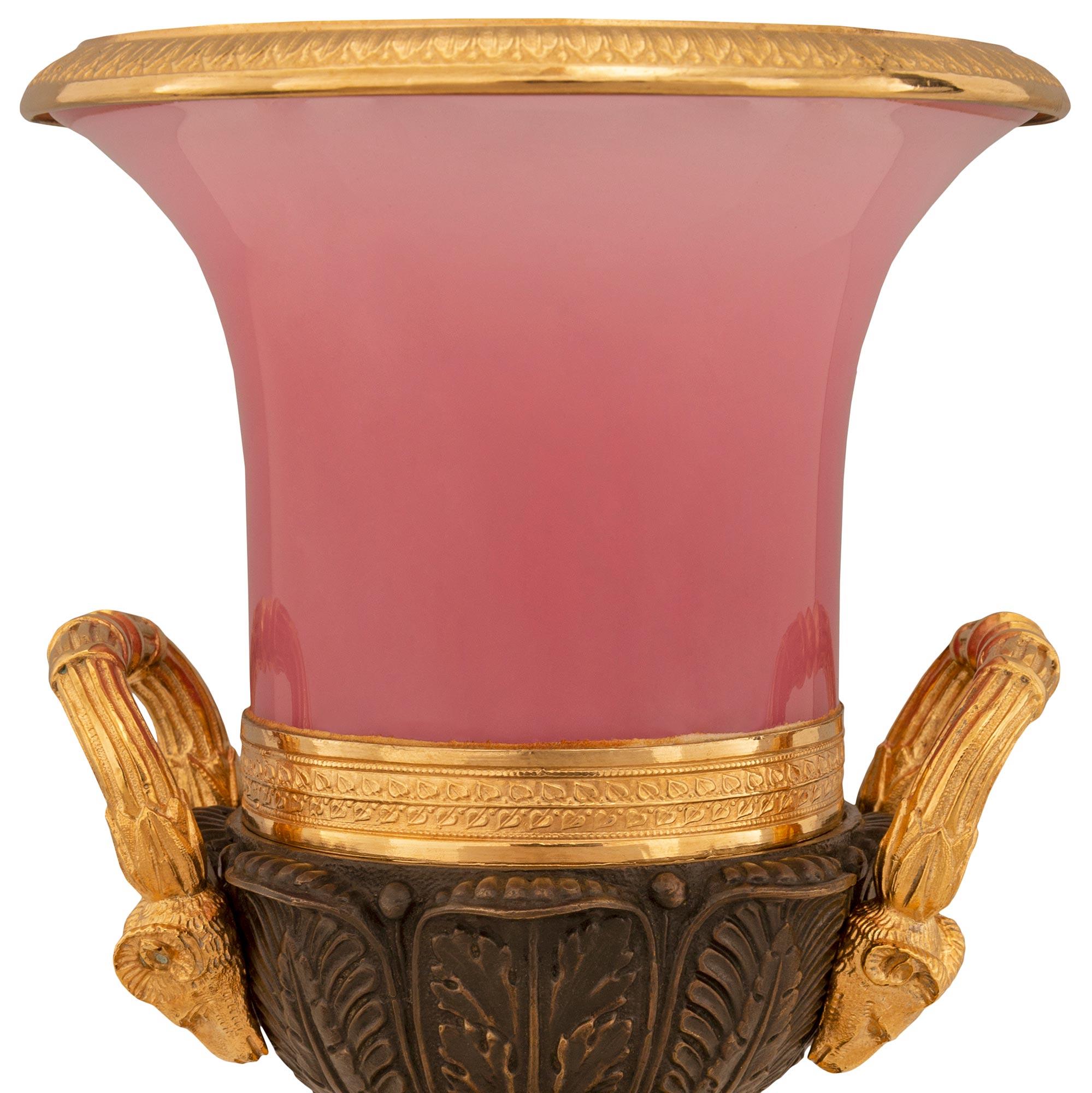 Paire d'urnes néoclassiques françaises du 19ème siècle en bronze, verre et bronze doré Bon état - En vente à West Palm Beach, FL