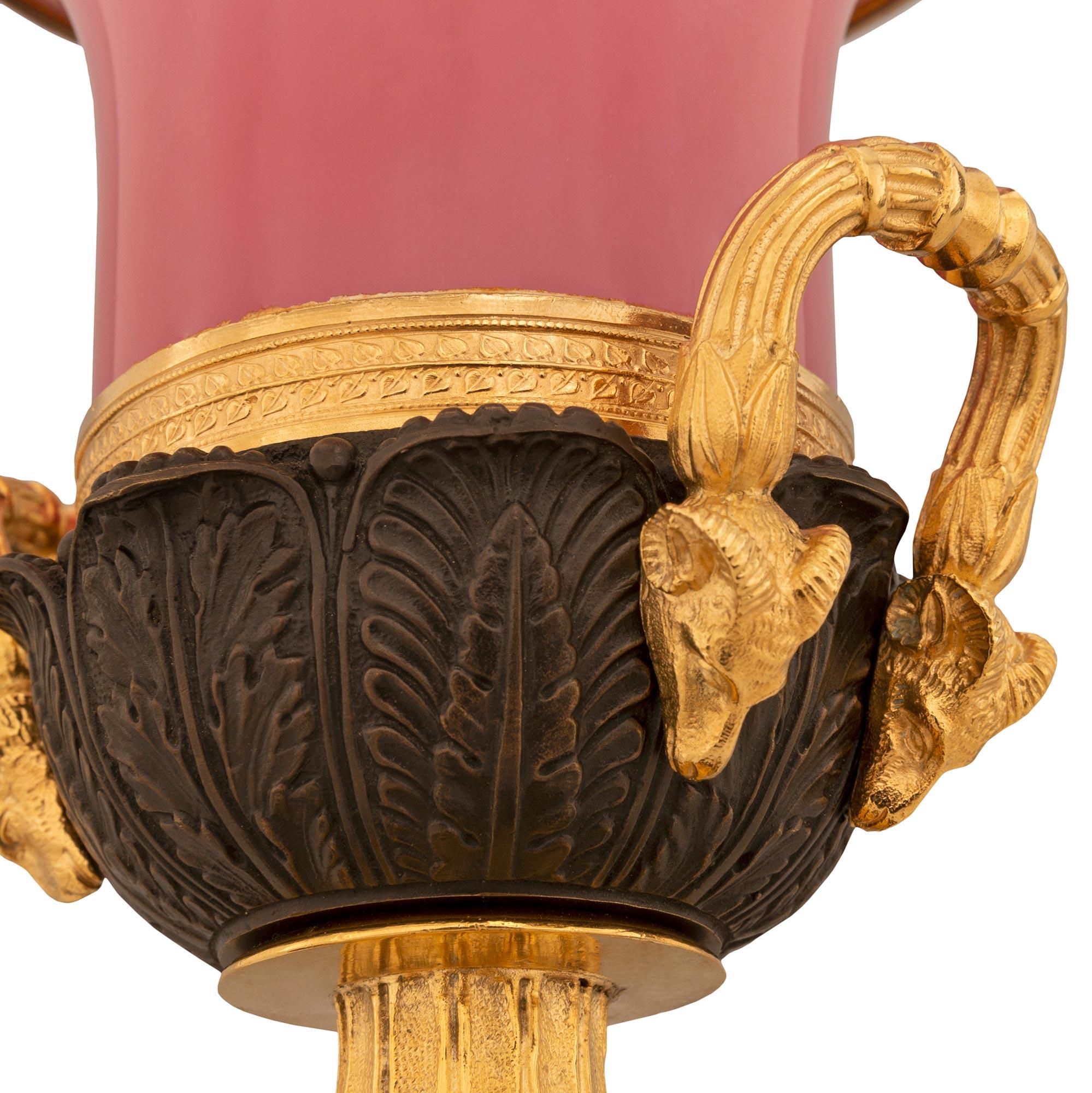 XIXe siècle Paire d'urnes néoclassiques françaises du 19ème siècle en bronze, verre et bronze doré en vente