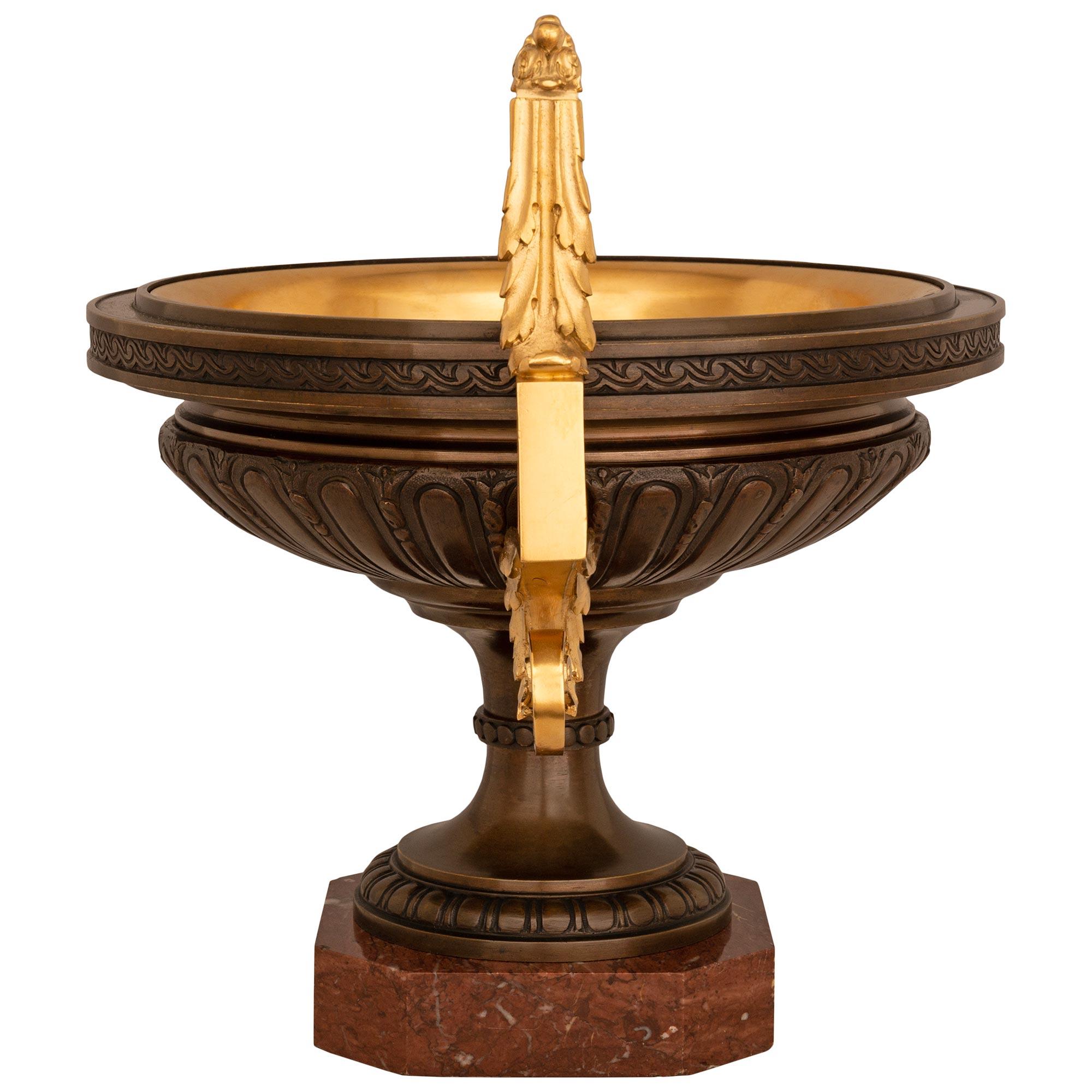 Paar französische neoklassische St.-Bronze-, Marmor- und Ormolu-Urnen aus dem 19. (Patiniert) im Angebot