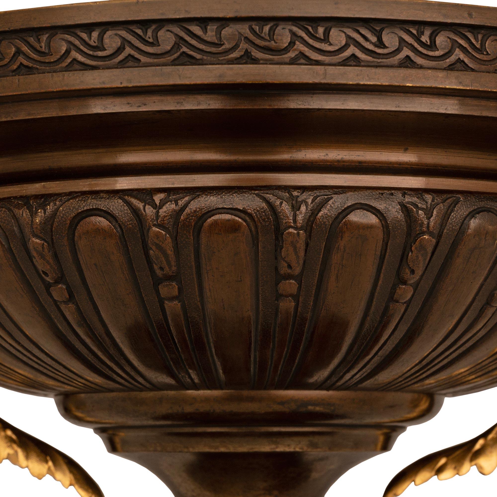 Coppia di urne neoclassiche francesi del XIX secolo in bronzo, marmo e ormeggio In condizioni buone in vendita a West Palm Beach, FL