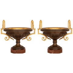 Paire d'urnes néoclassiques françaises du 19ème siècle en bronze, marbre et bronze doré