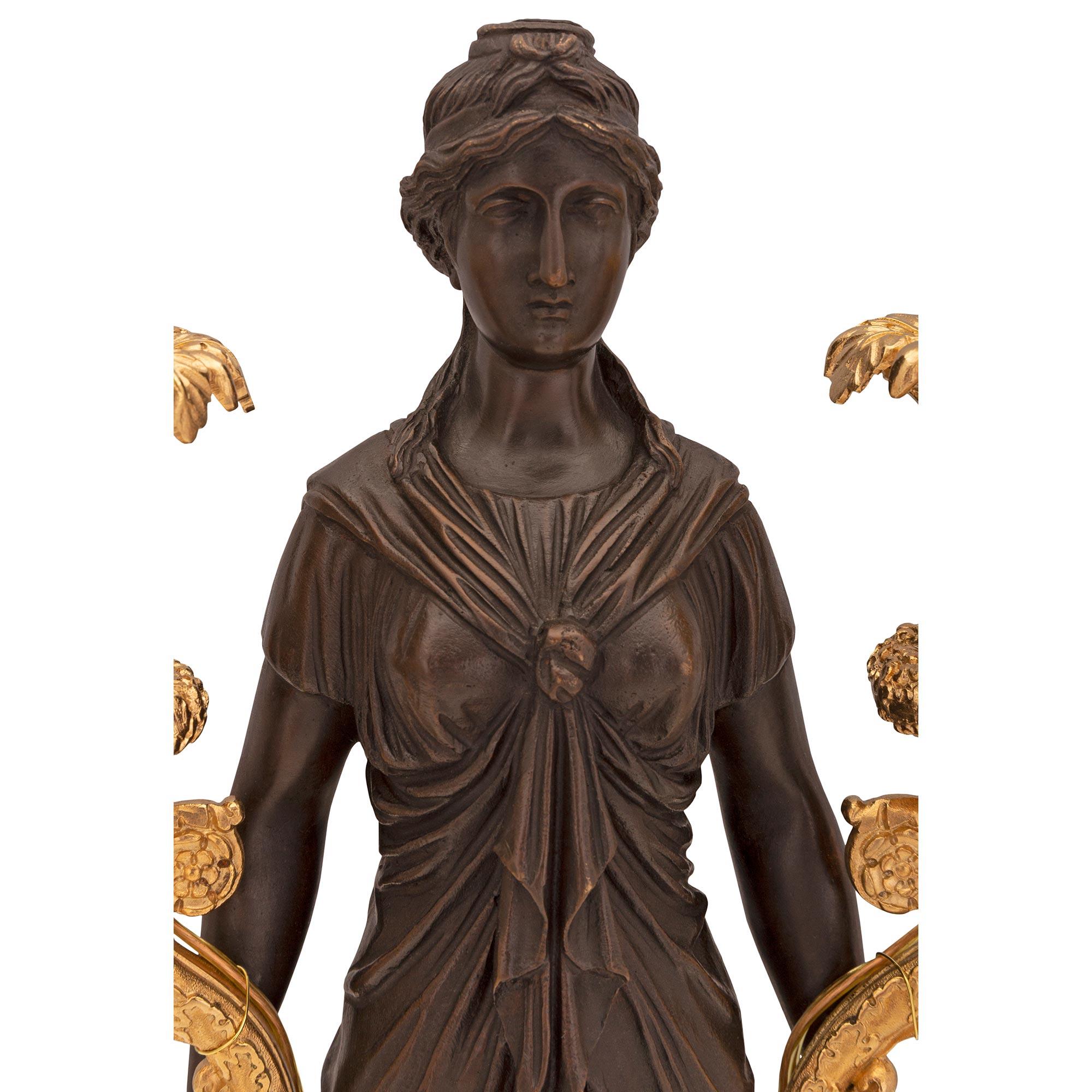 Patiné Paire de lampes néo-classiques françaises du 19ème siècle en bronze, bronze doré et marbre en vente