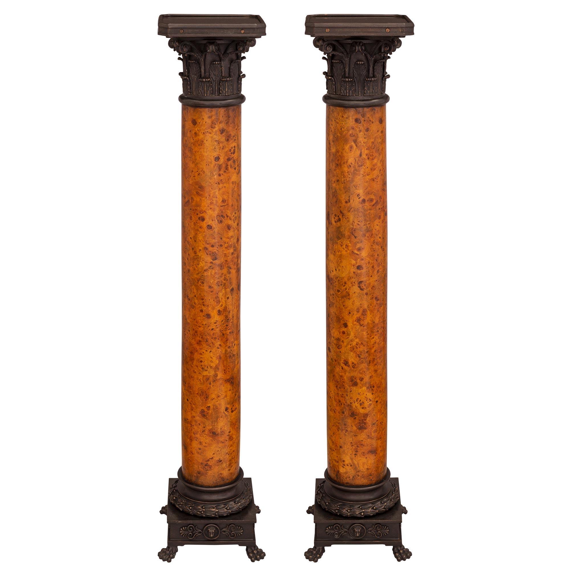 Paire de colonnes néo-classiques françaises du XIXe siècle en broussin d'érable et bronze en vente