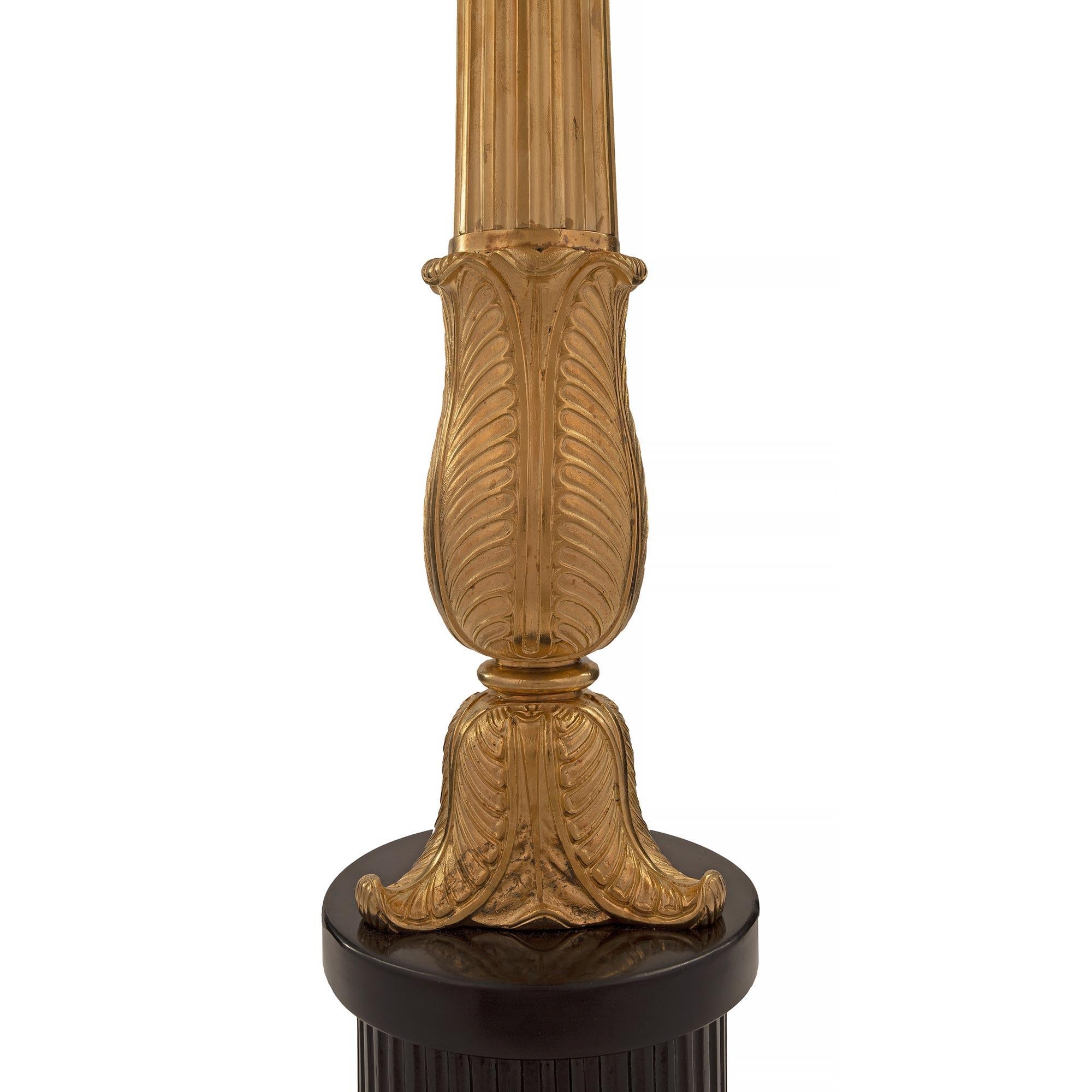 Français Paire de lampes néo-classiques françaises du 19ème siècle en bois fruitier ébénisé et bronze doré en vente