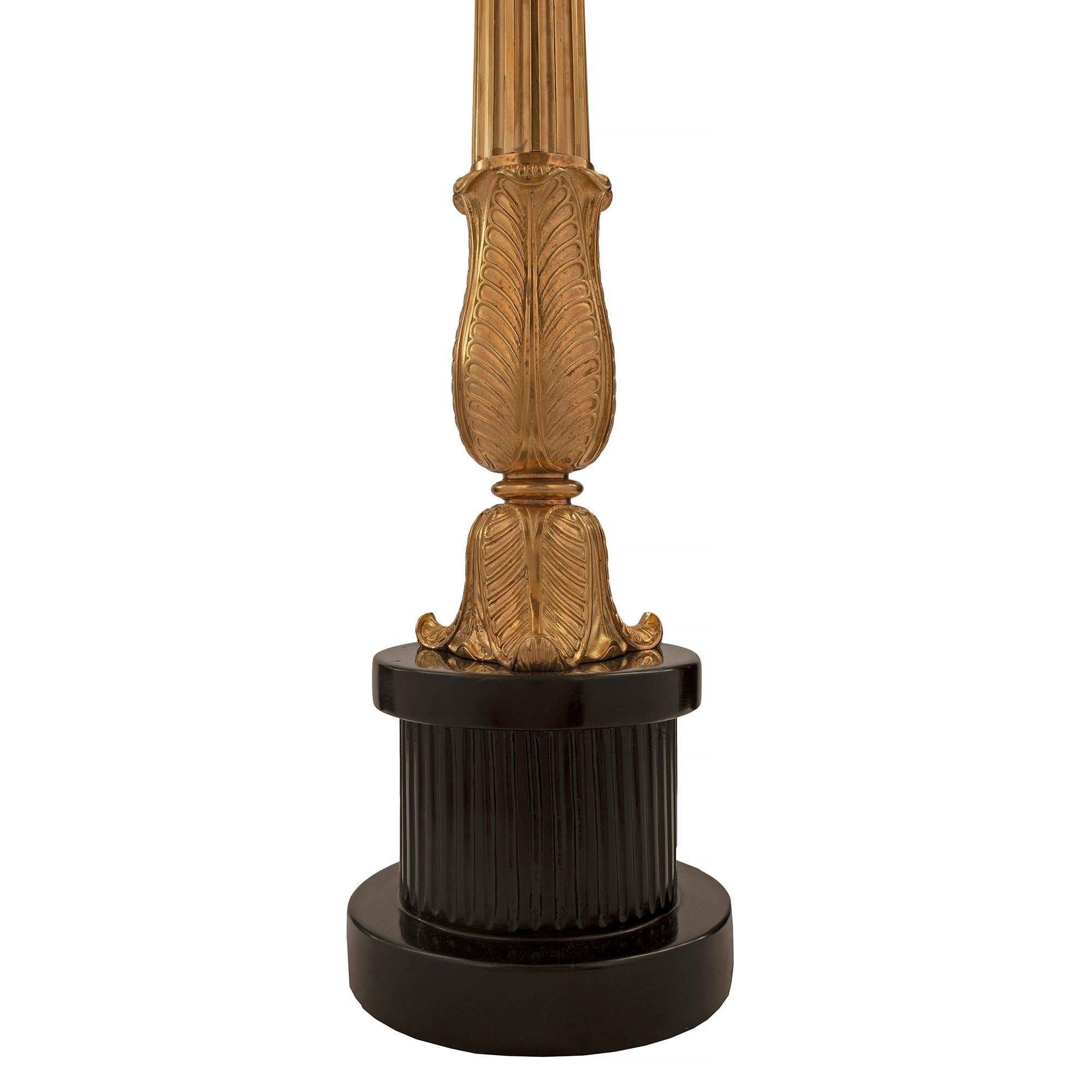 Ébénisé Paire de lampes néo-classiques françaises du 19ème siècle en bois fruitier ébénisé et bronze doré en vente