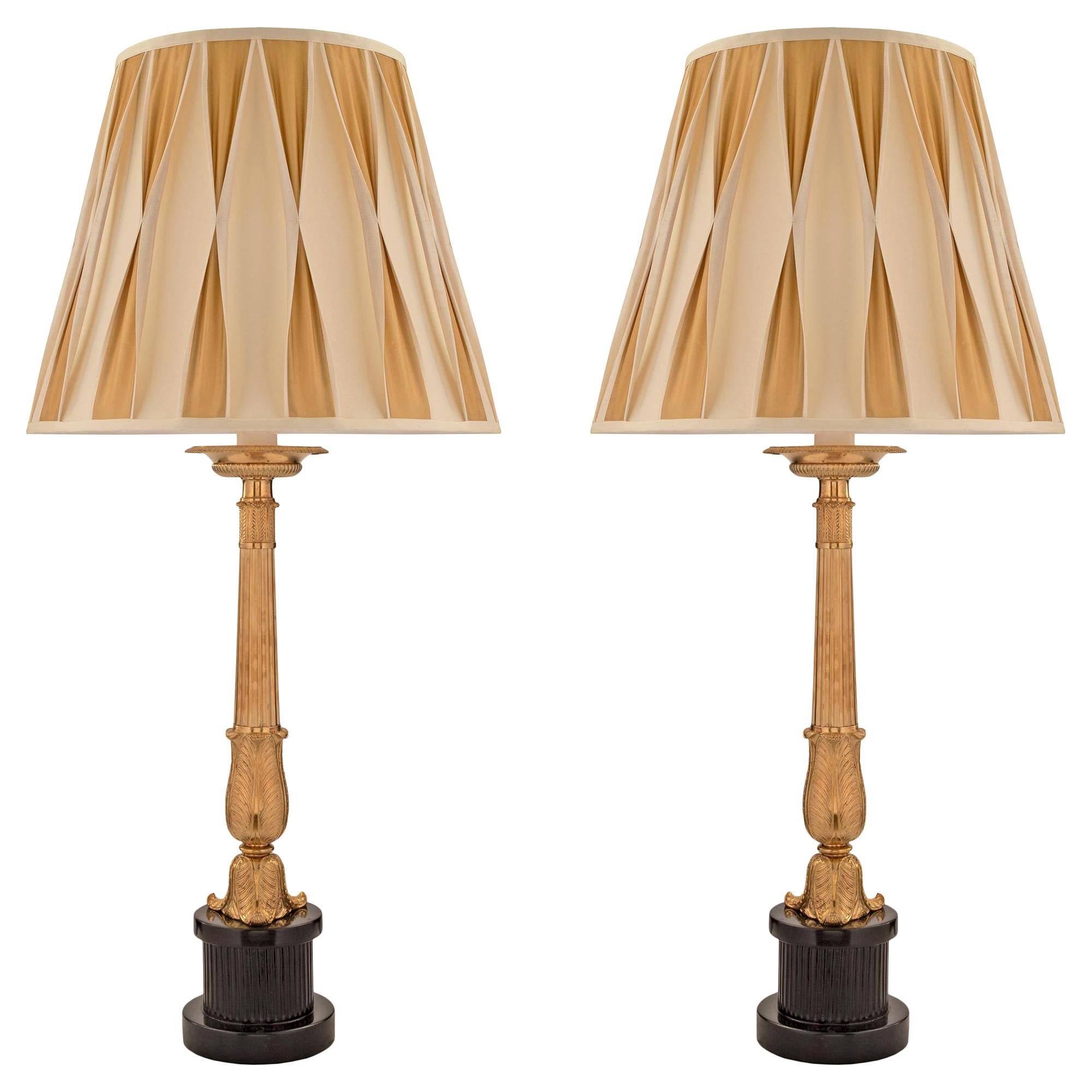 Paire de lampes néo-classiques françaises du 19ème siècle en bois fruitier ébénisé et bronze doré en vente