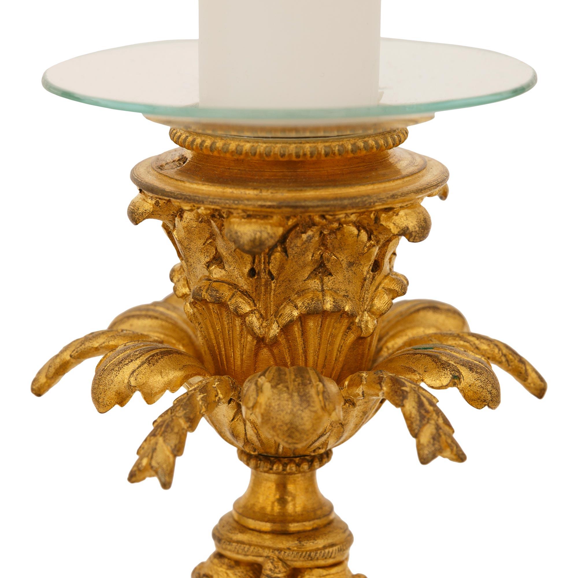 par de lámparas neoclásicas francesas del siglo XIX de mármol y Ormolu Francés en venta