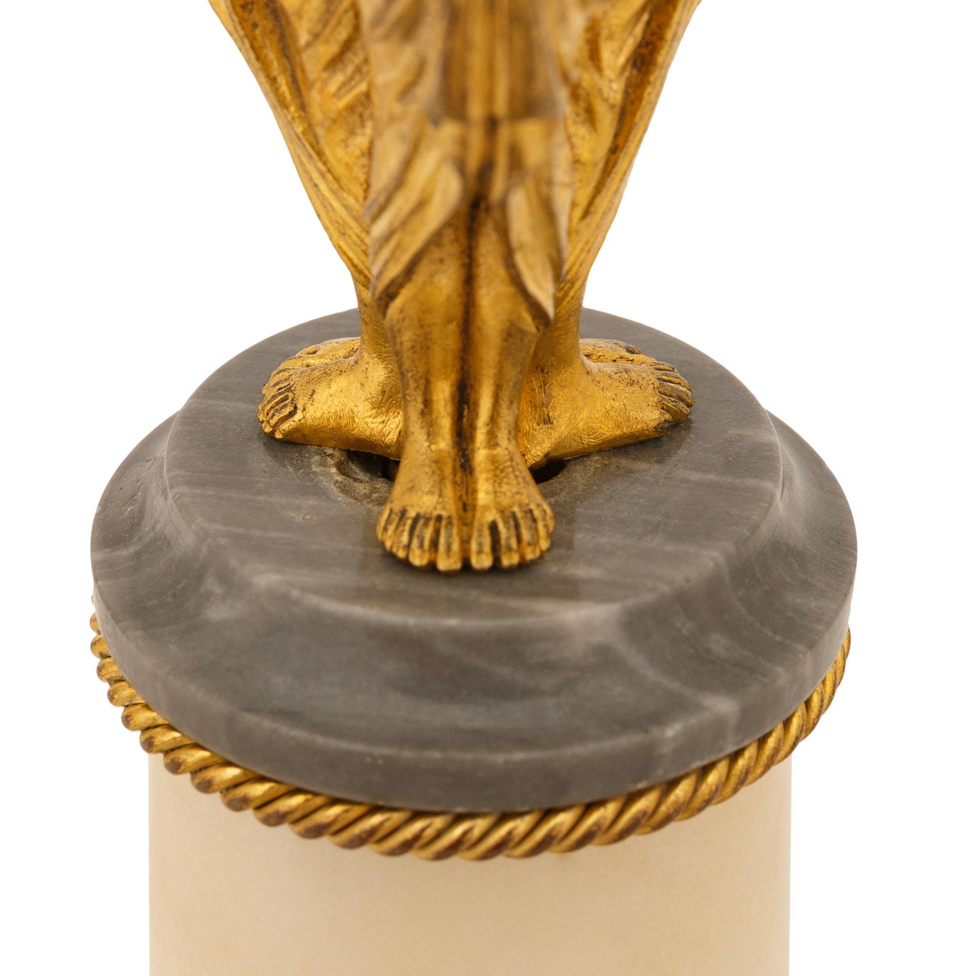 par de lámparas neoclásicas francesas del siglo XIX de mármol y Ormolu Ormolú en venta