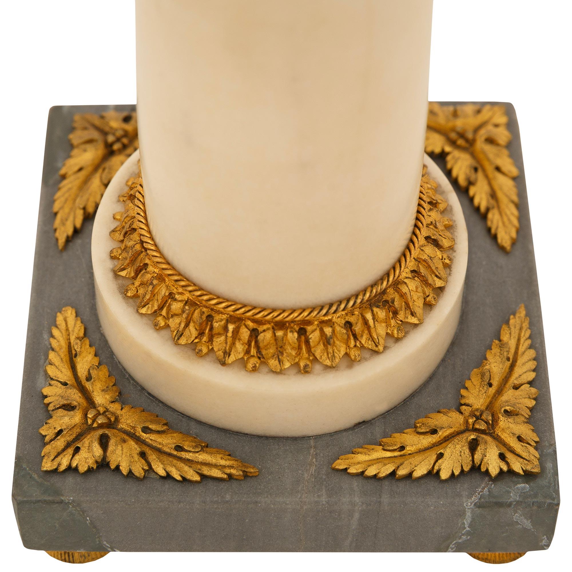 par de lámparas neoclásicas francesas del siglo XIX de mármol y Ormolu en venta 2