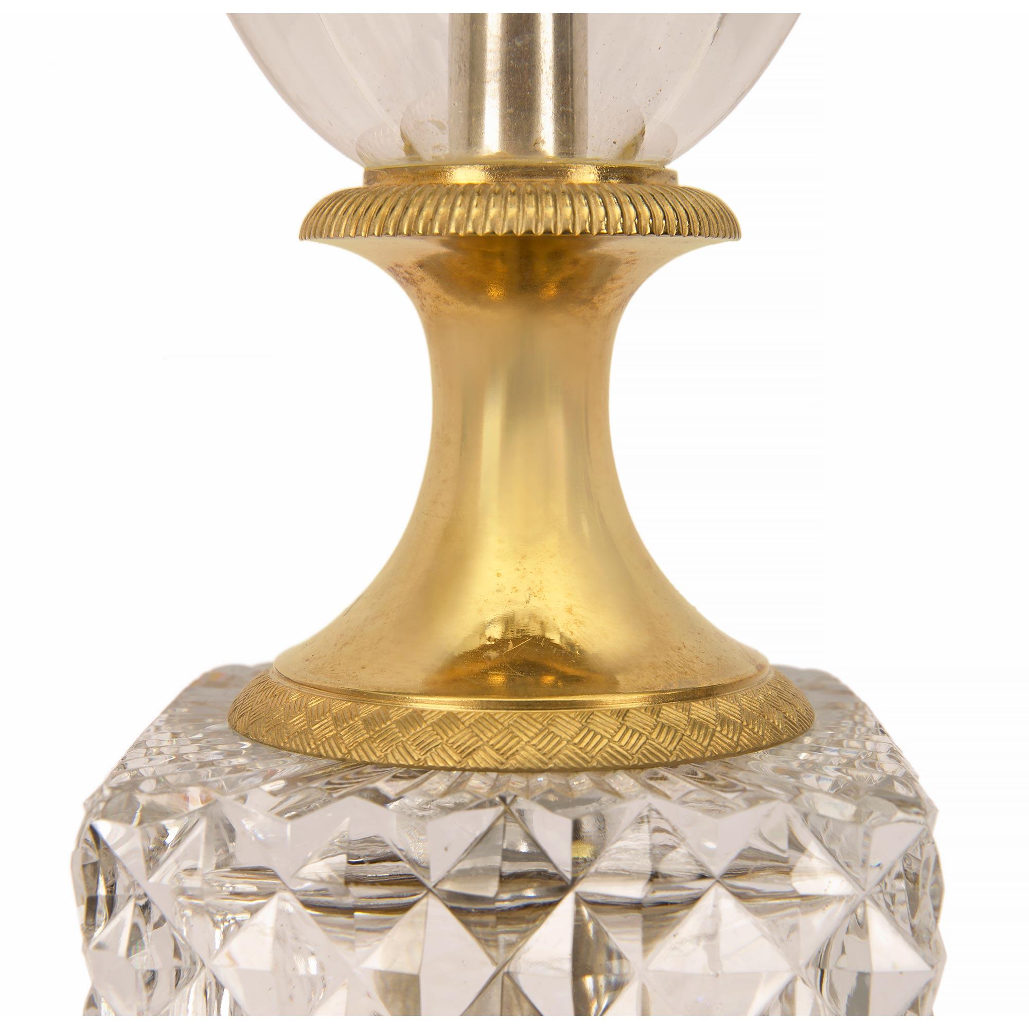 Coppia di lampade neoclassiche francesi del XIX secolo in cristallo di St. Ormolu e Baccarat in vendita 1