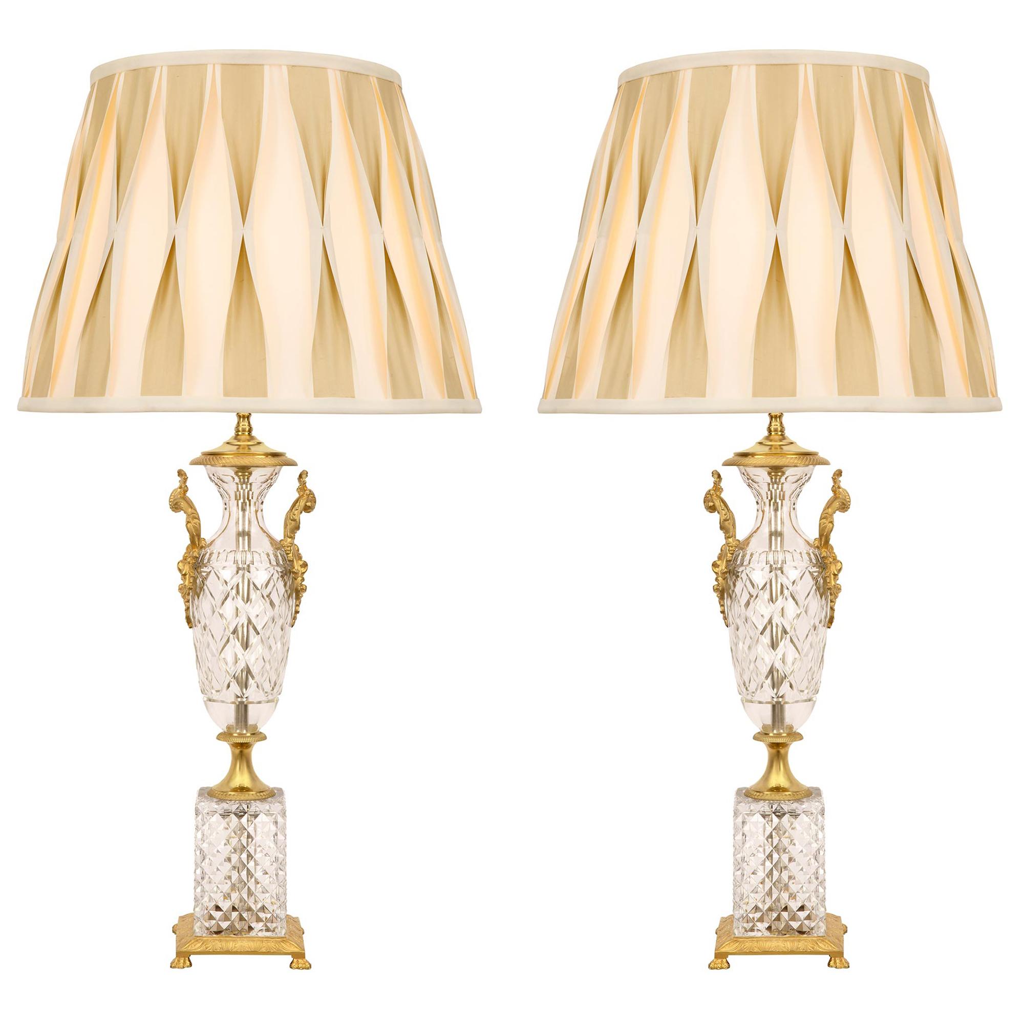 Paire de lampes néo-classiques françaises du XIXe siècle en bronze doré et cristal de Baccarat