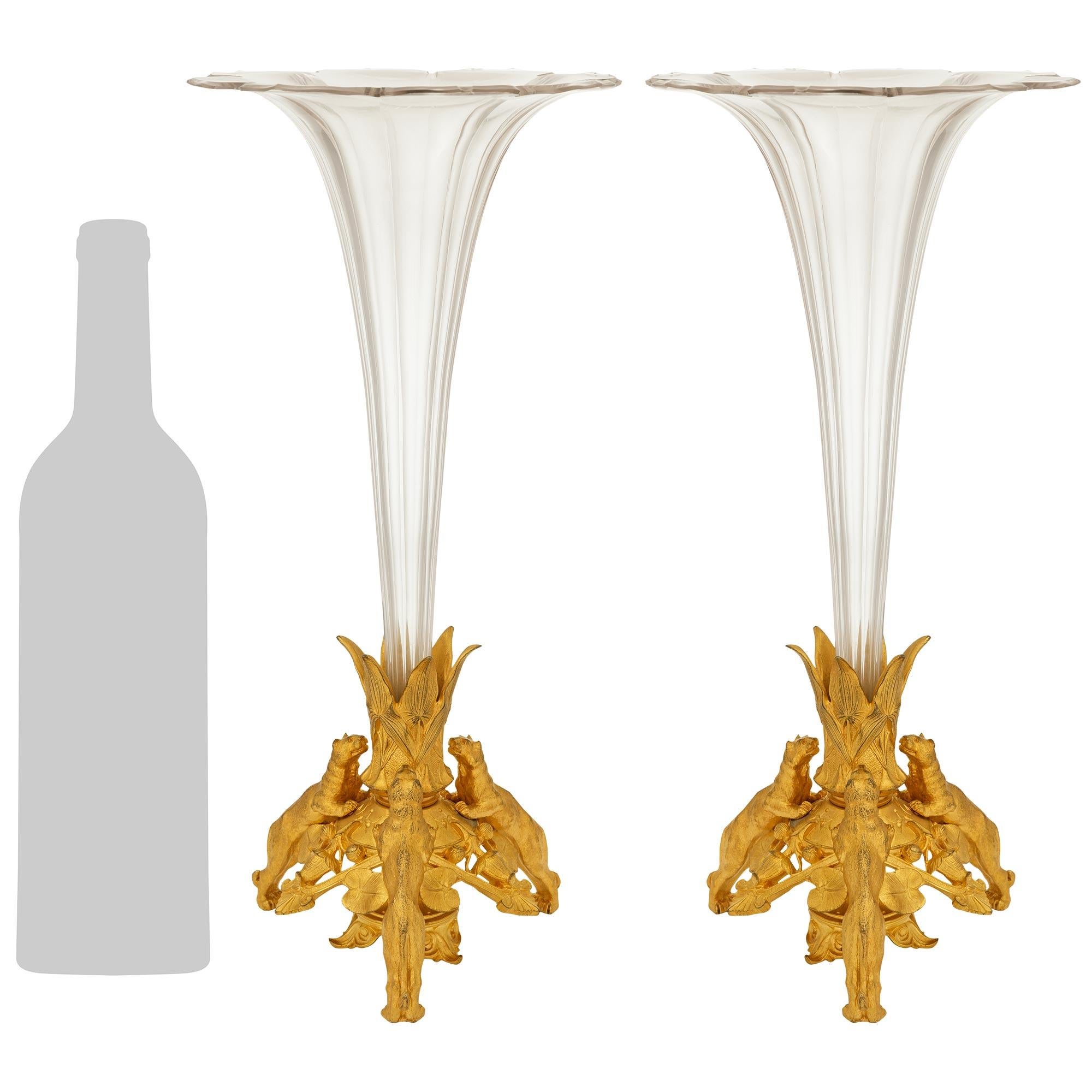 Una straordinaria coppia di vasi in stile neoclassico francese del XIX secolo. Ormolu e cristallo Baccarat del XIX secolo. Ogni elegantissimo vaso è sollevato da una base meravigliosamente realizzata con tre pantere riccamente cesellate in mezzo a
