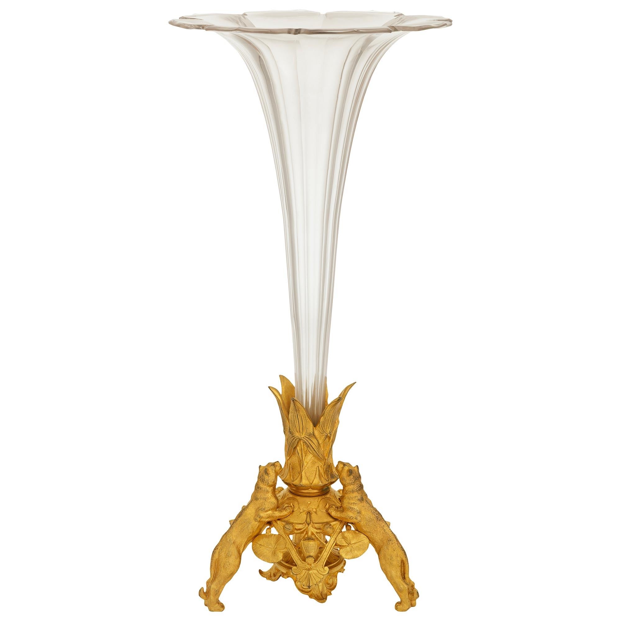 Neoclassico coppia di vasi neoclassici francesi del XIX secolo in st. Ormolu e vasi in cristallo di Baccarat in vendita