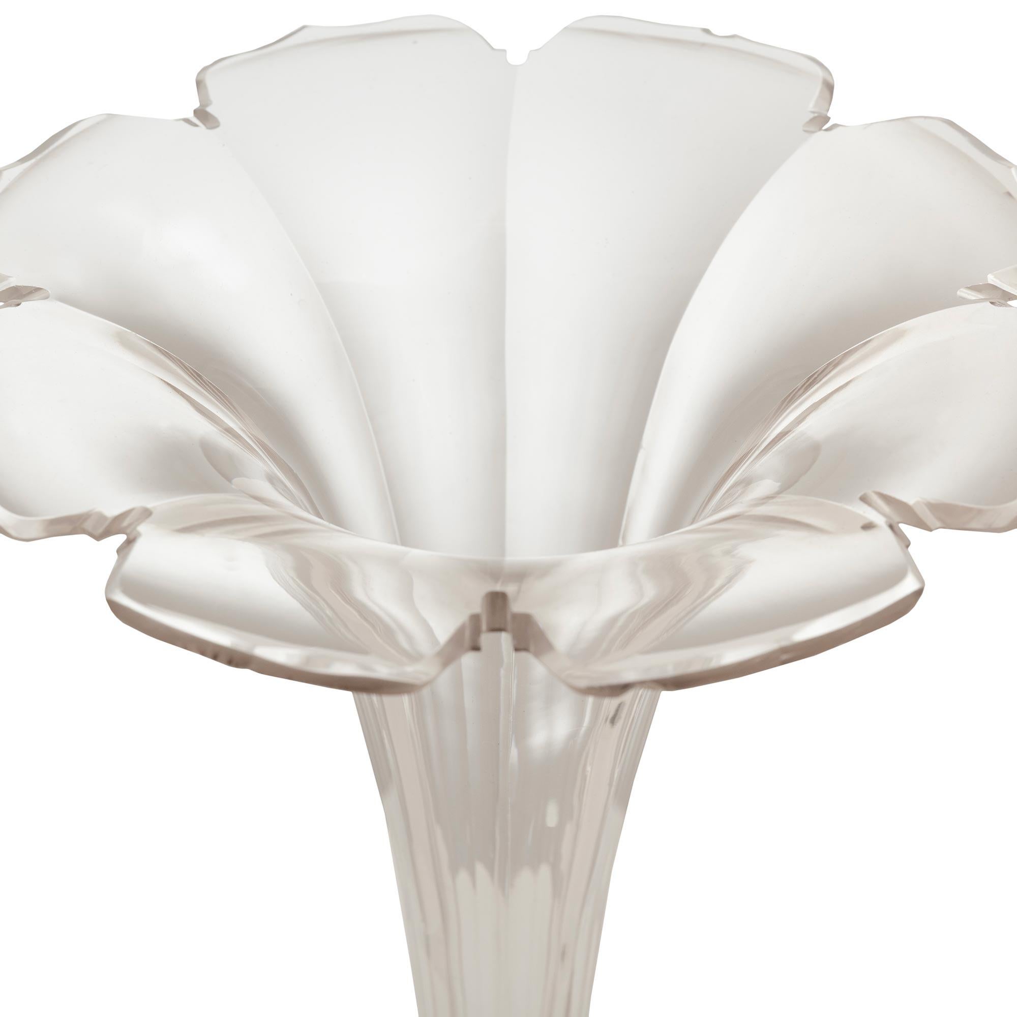 Francese coppia di vasi neoclassici francesi del XIX secolo in st. Ormolu e vasi in cristallo di Baccarat in vendita