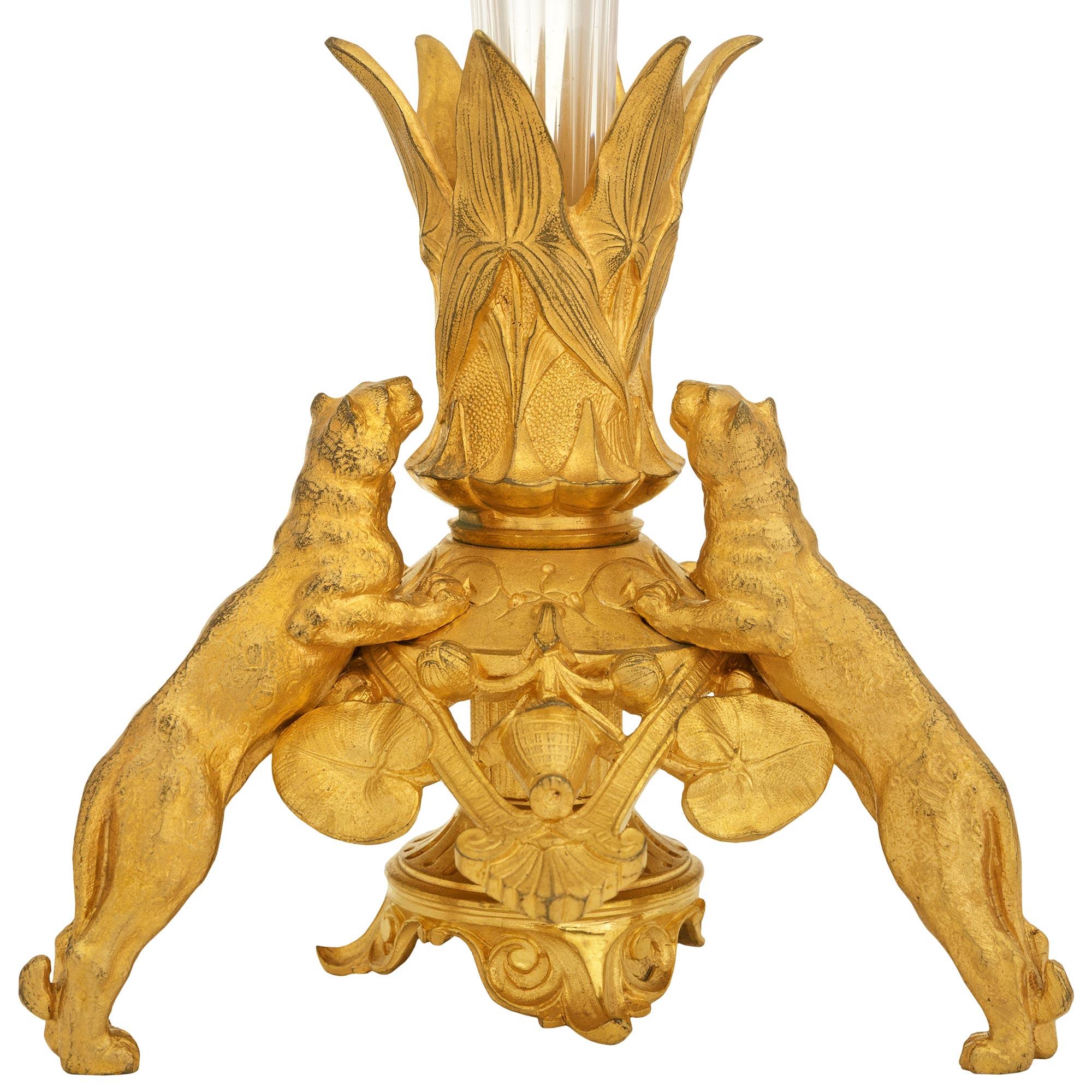 Cristallo coppia di vasi neoclassici francesi del XIX secolo in st. Ormolu e vasi in cristallo di Baccarat in vendita