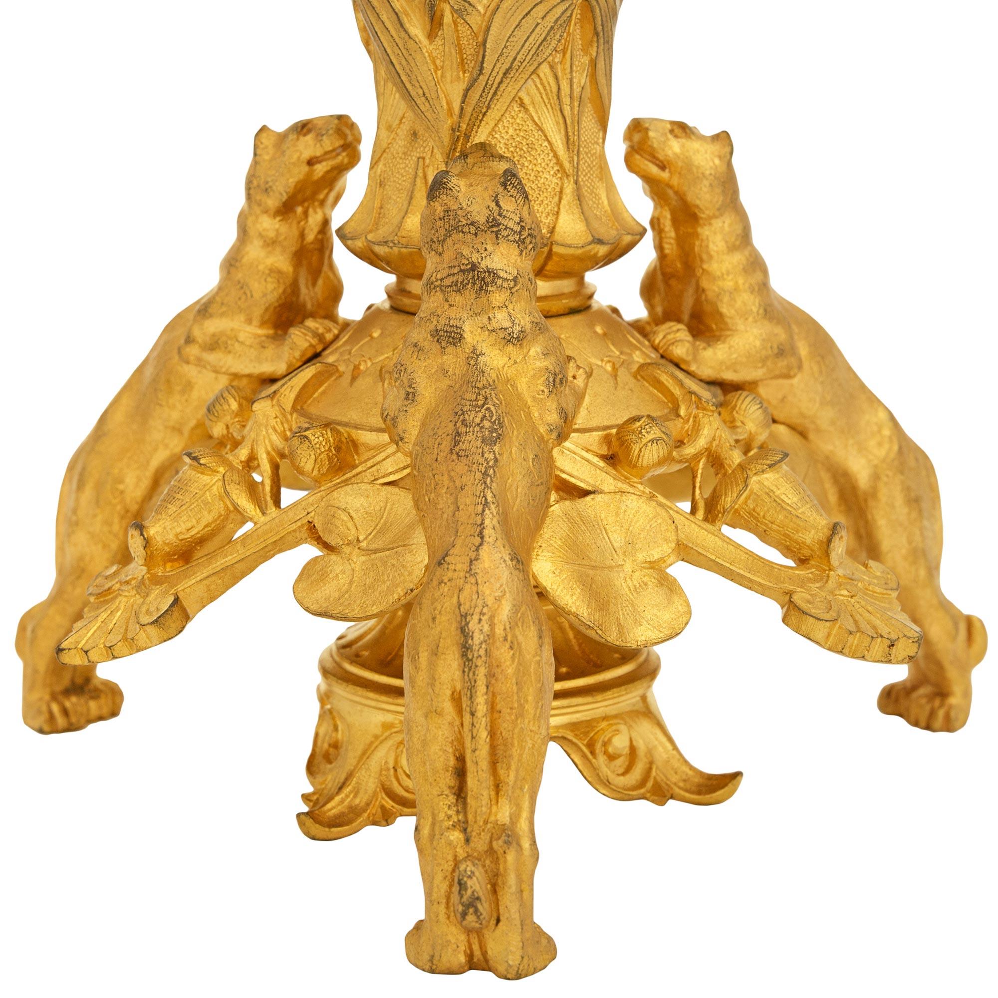 coppia di vasi neoclassici francesi del XIX secolo in st. Ormolu e vasi in cristallo di Baccarat in vendita 1