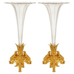 coppia di vasi neoclassici francesi del XIX secolo in st. Ormolu e vasi in cristallo di Baccarat