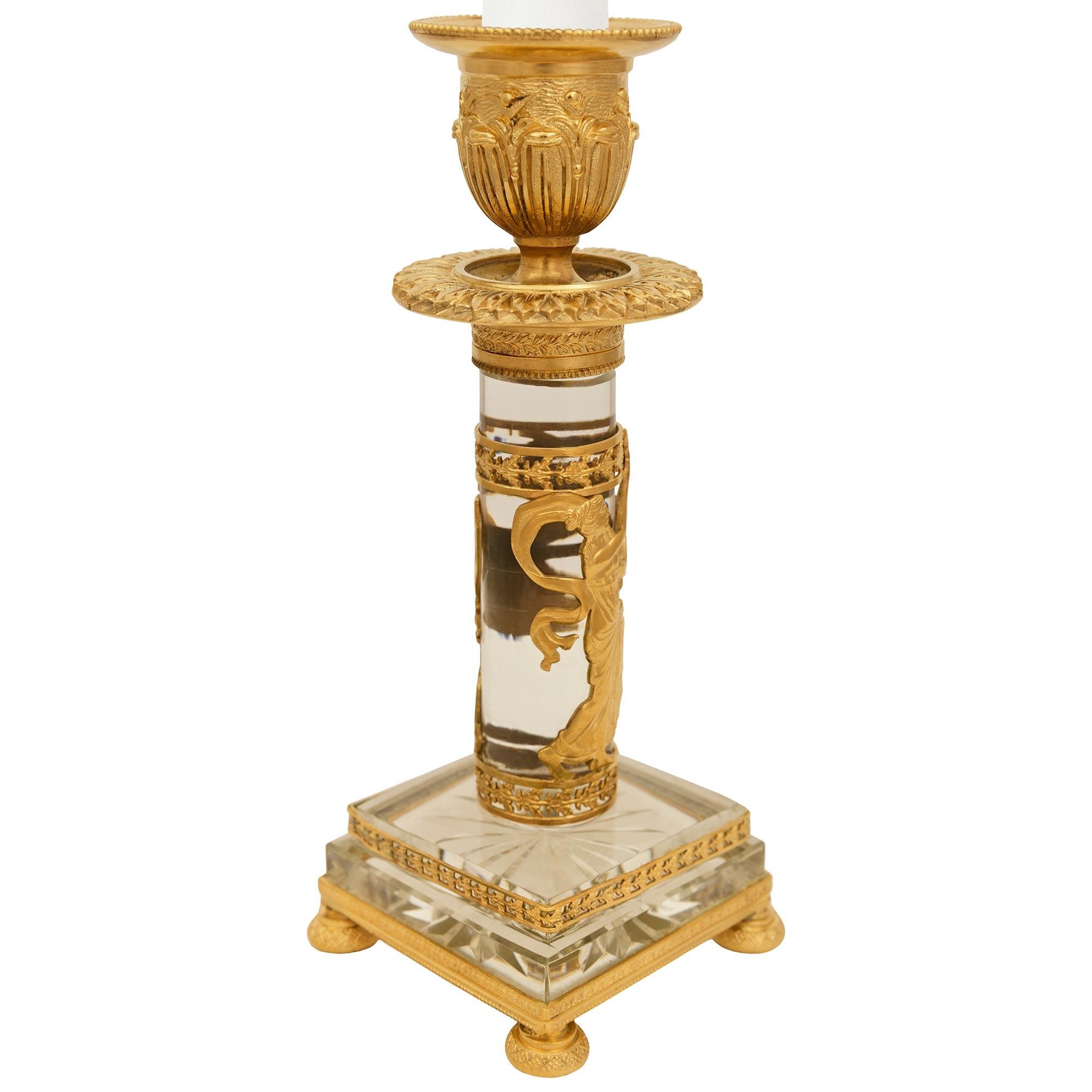 Paar französische neoklassizistische St. des 19. Ormolu und Kristall Kerzenständer (Neoklassisch) im Angebot