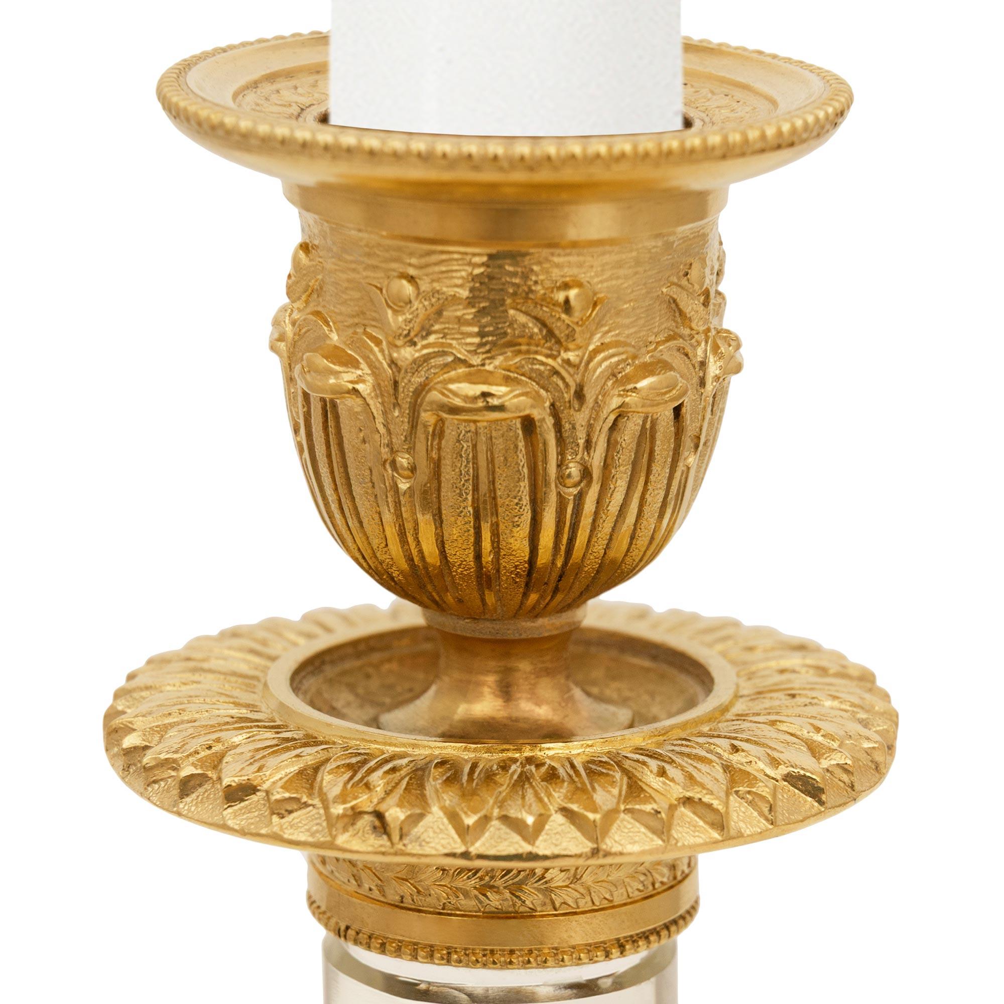 Paar französische neoklassizistische St. des 19. Ormolu und Kristall Kerzenständer (Französisch) im Angebot
