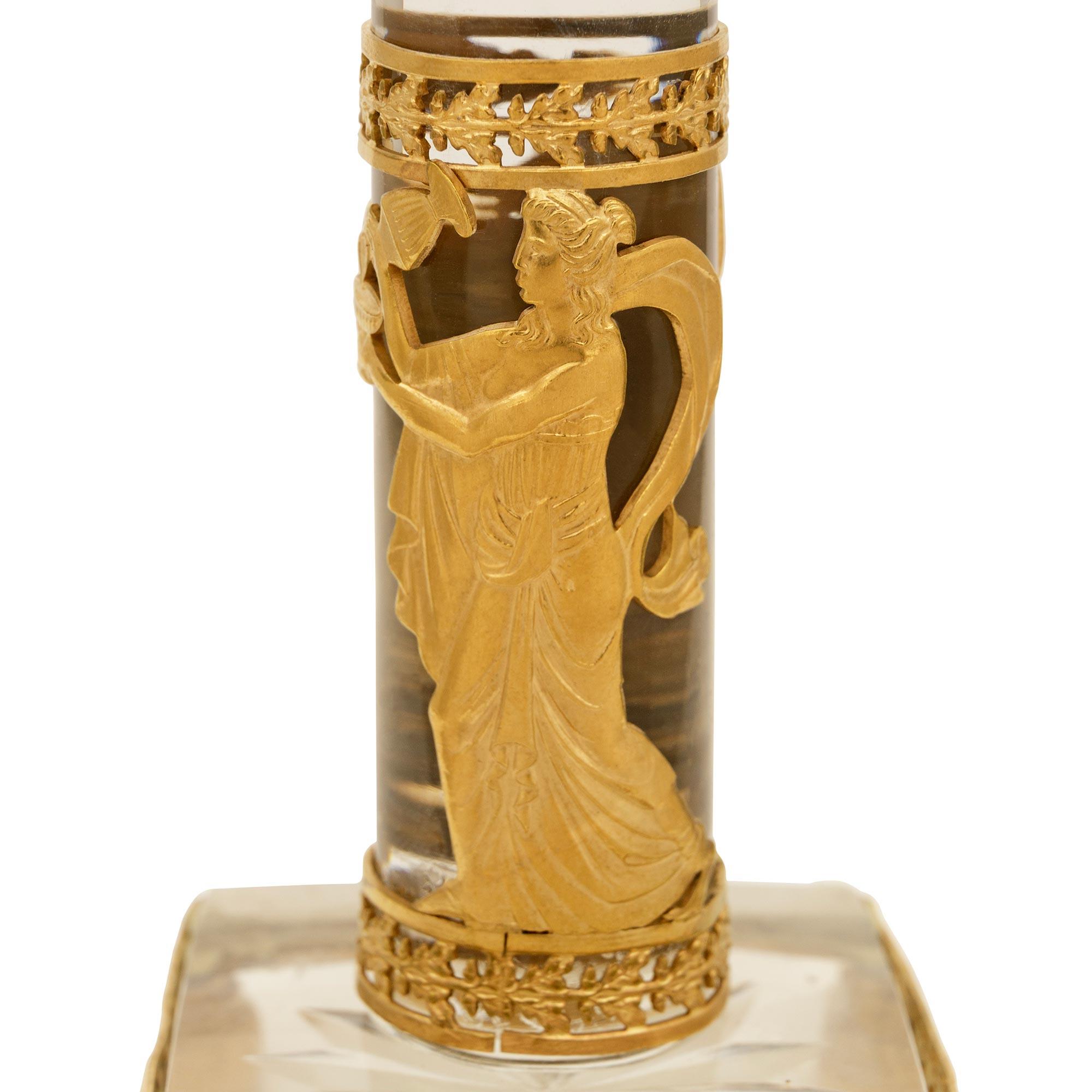 Paar französische neoklassizistische St. des 19. Ormolu und Kristall Kerzenständer (19. Jahrhundert) im Angebot